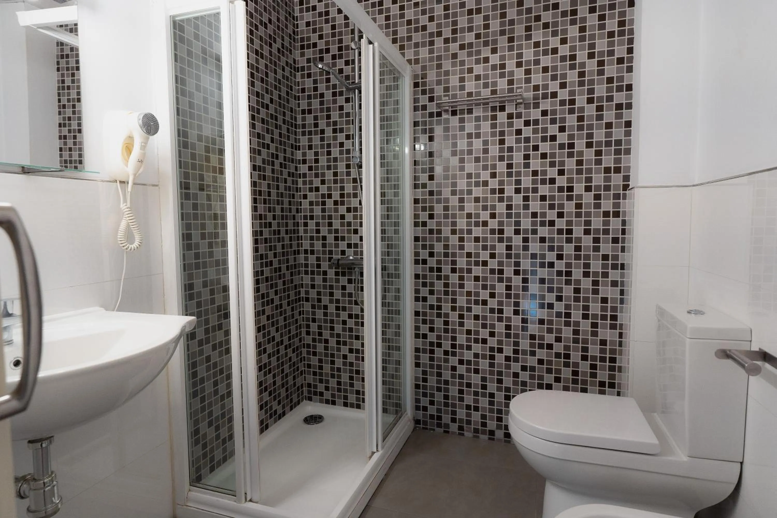 Bathroom in AZZ Sevilla Torre de la Plata Apartamentos