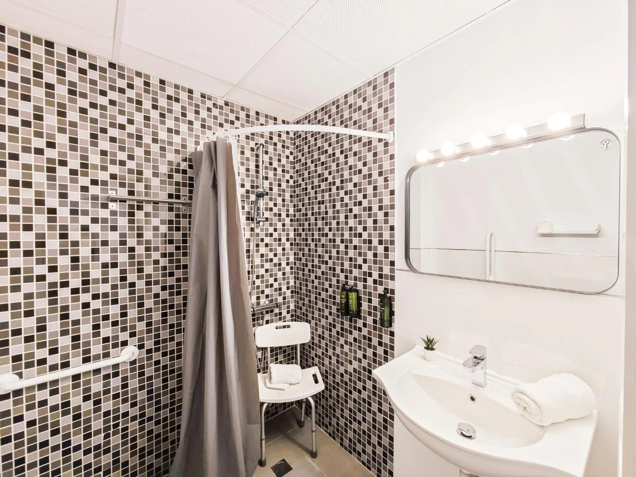 Bathroom in AZZ Sevilla Torre de la Plata Apartamentos