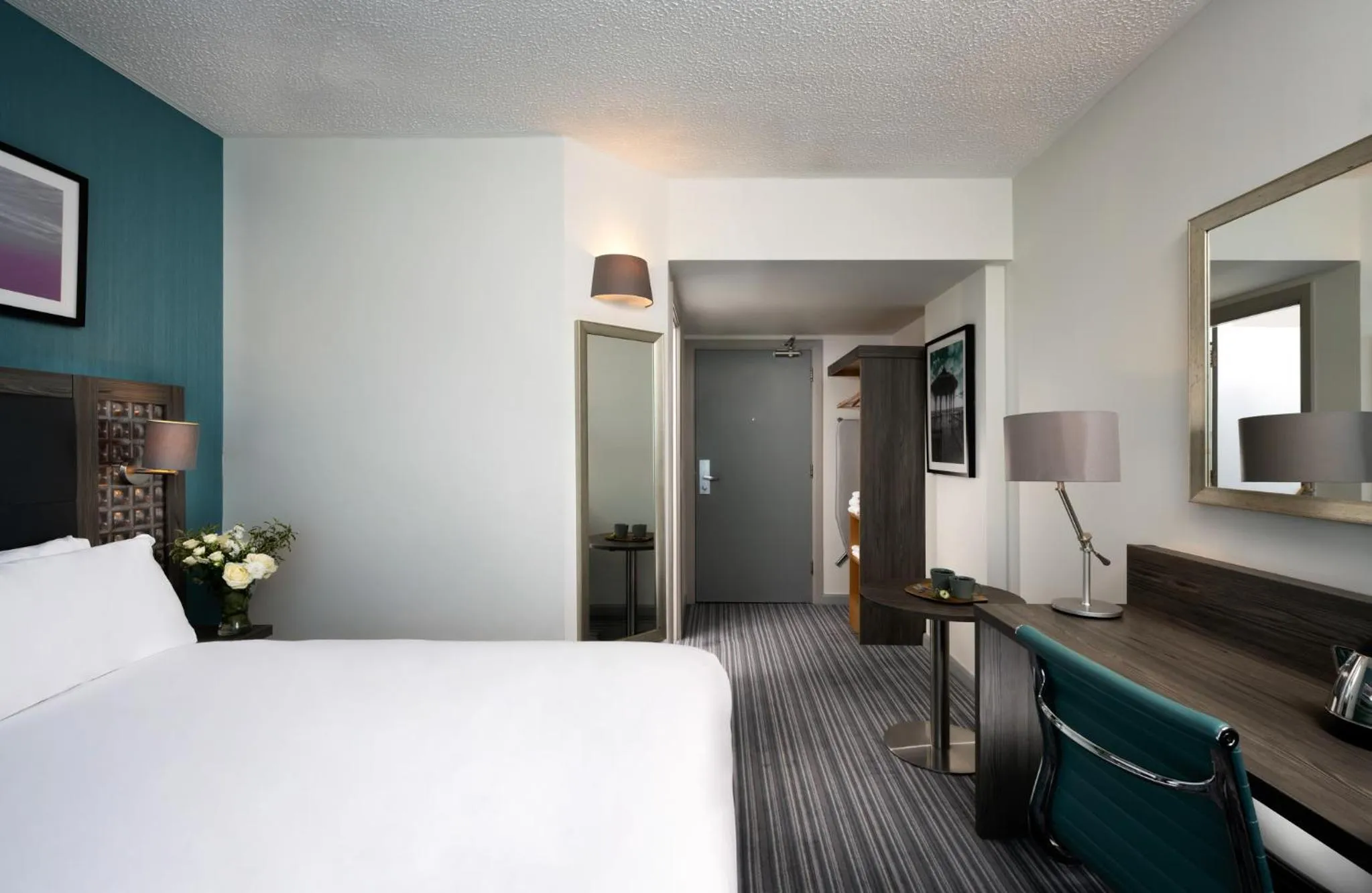 Bedroom, Bed in Leonardo Hotel Brighton