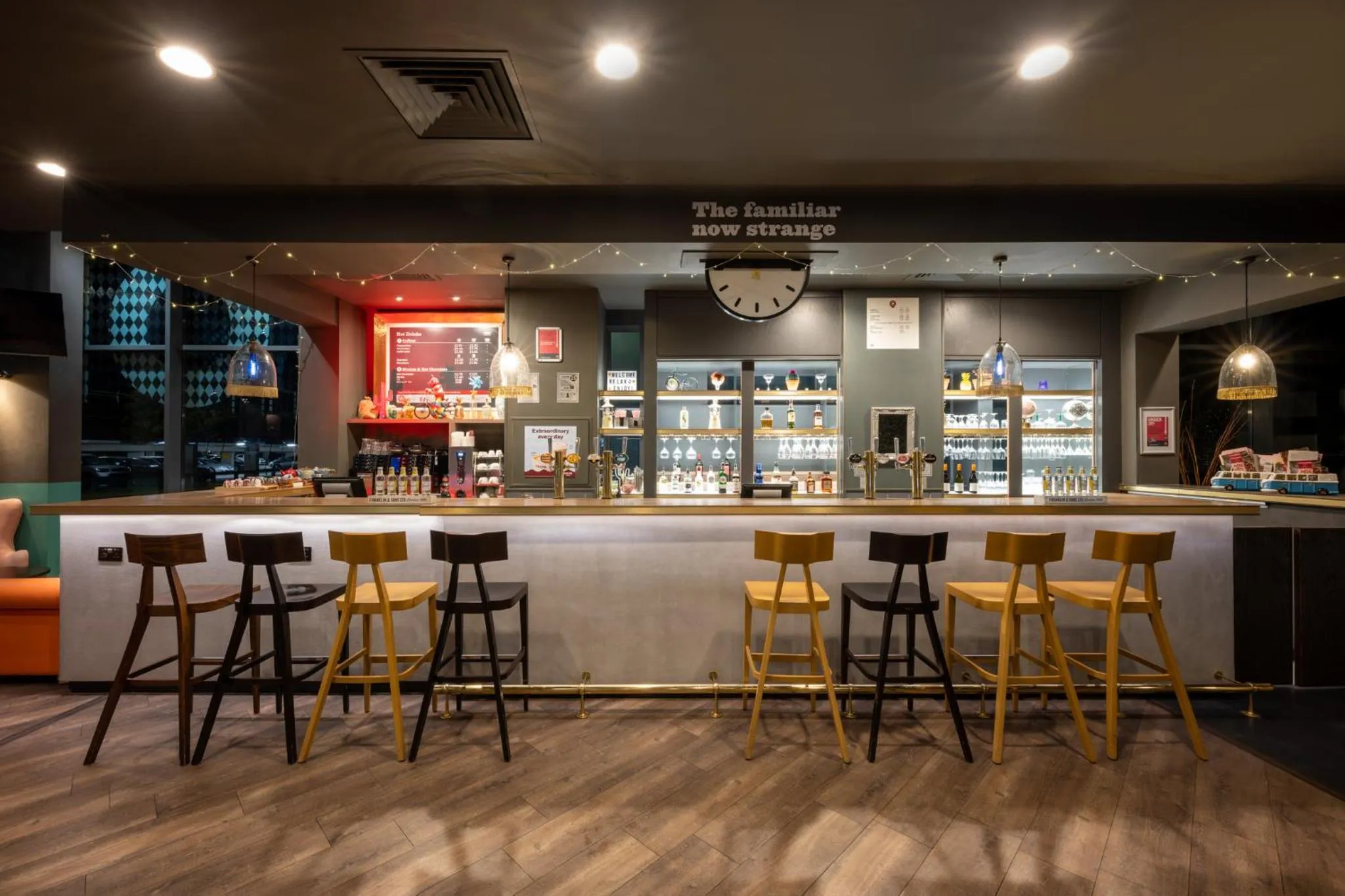 Lounge or bar in Leonardo Hotel Brighton