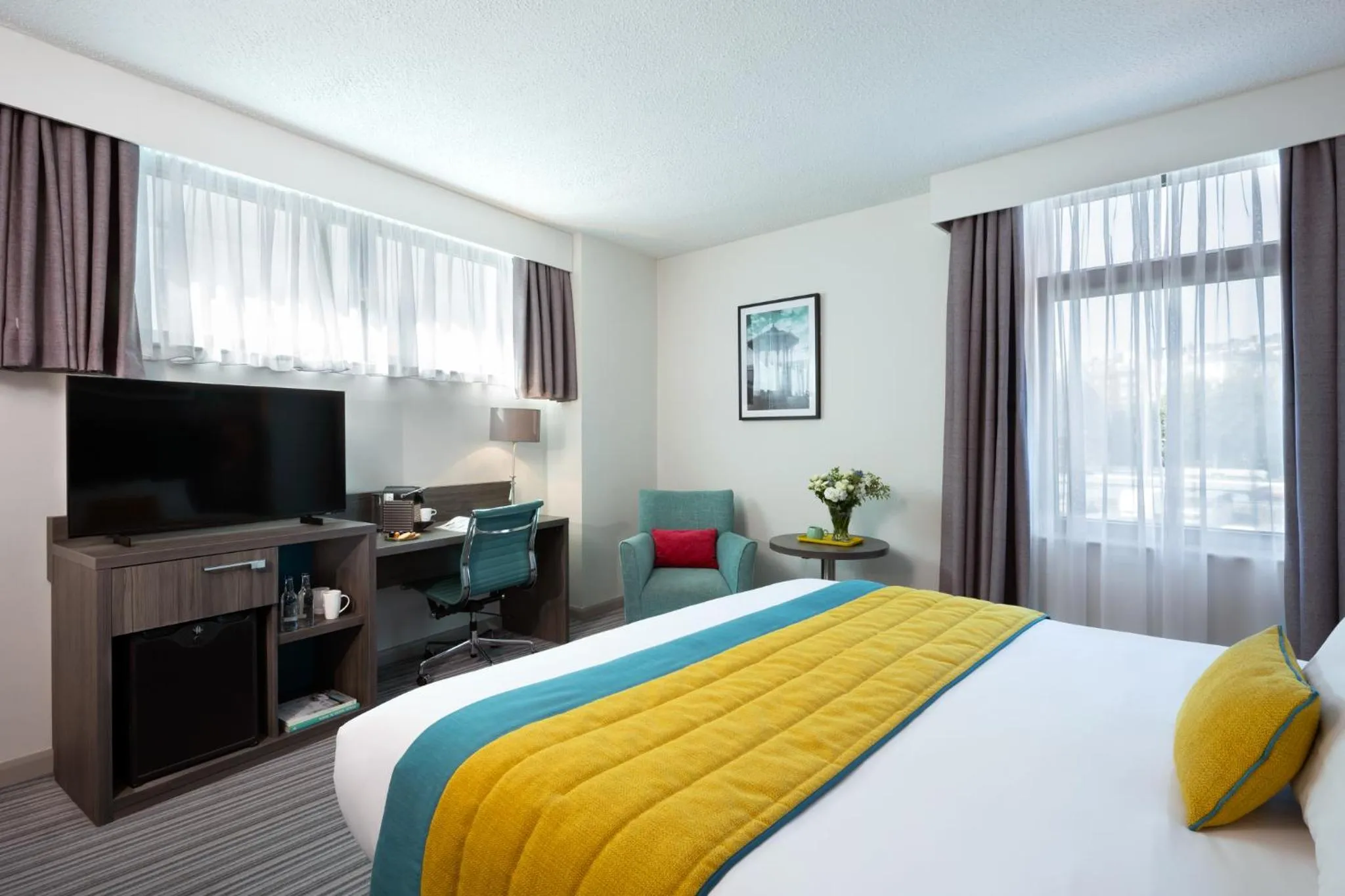 Bedroom, Bed in Leonardo Hotel Brighton