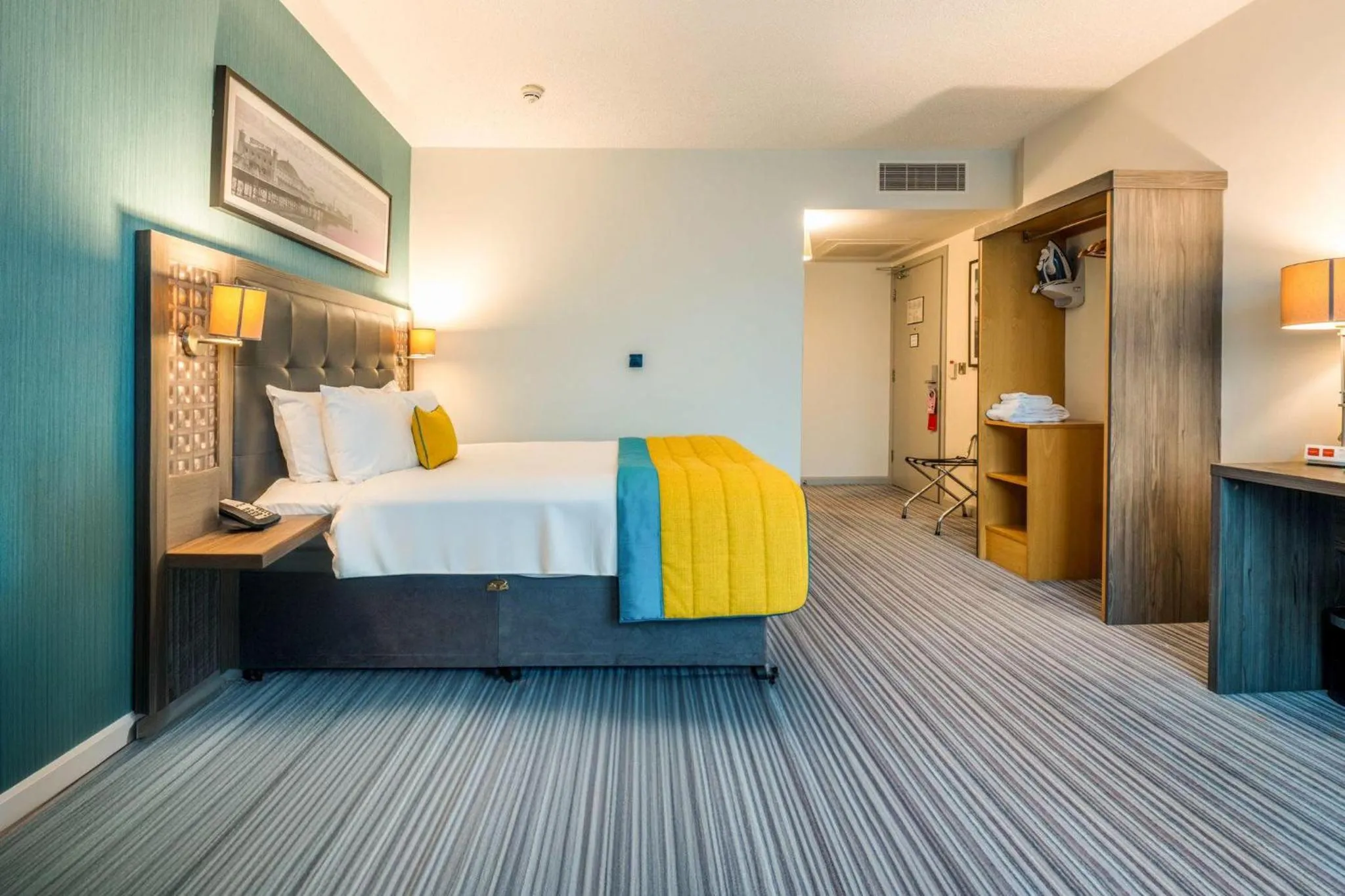 Photo of the whole room, Bed in Leonardo Hotel Brighton