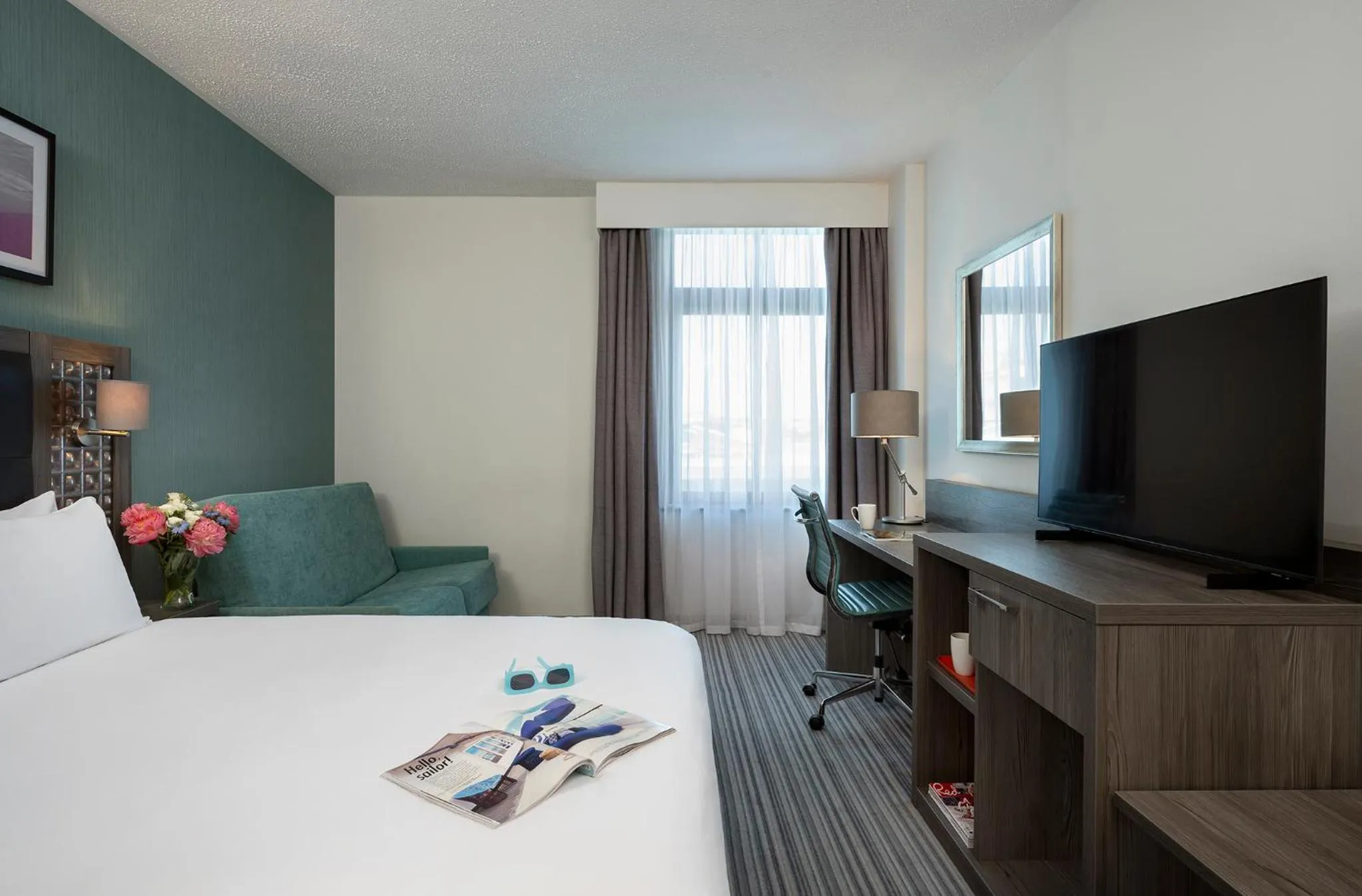 Bedroom, Bed in Leonardo Hotel Brighton