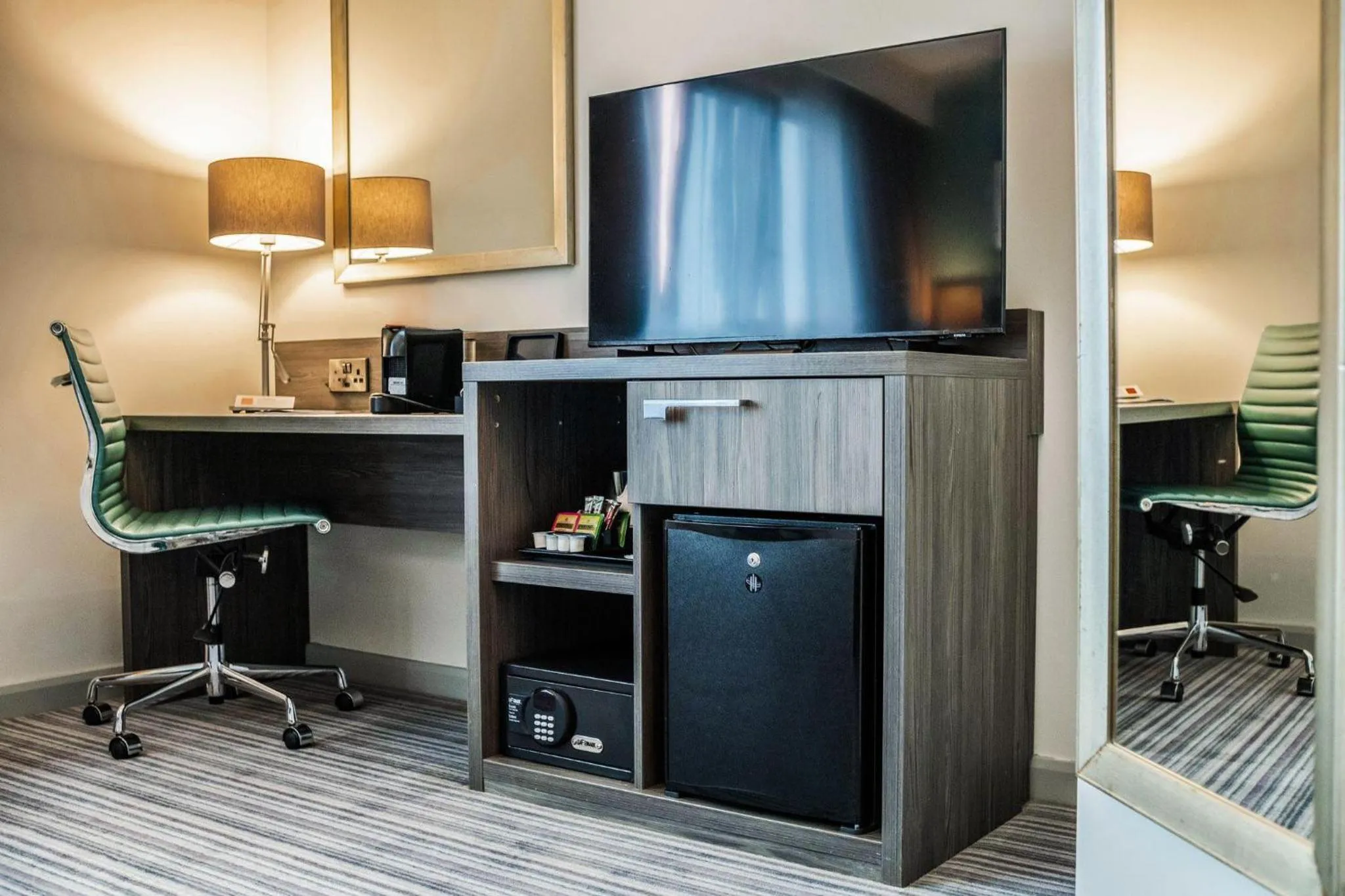 TV and multimedia in Leonardo Hotel Brighton