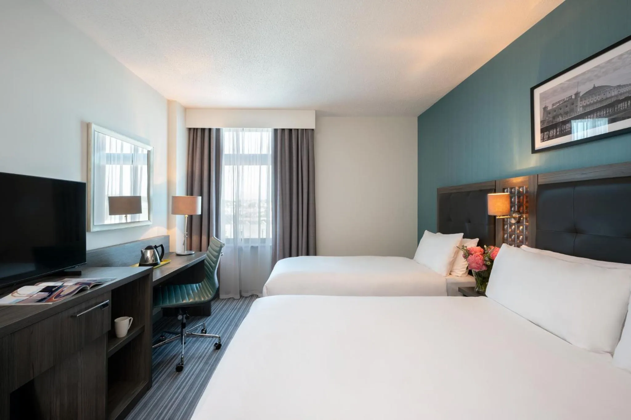 Bedroom, Bed in Leonardo Hotel Brighton