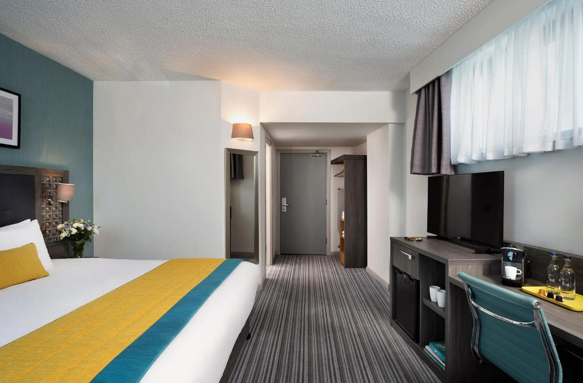 Bedroom, Bed in Leonardo Hotel Brighton