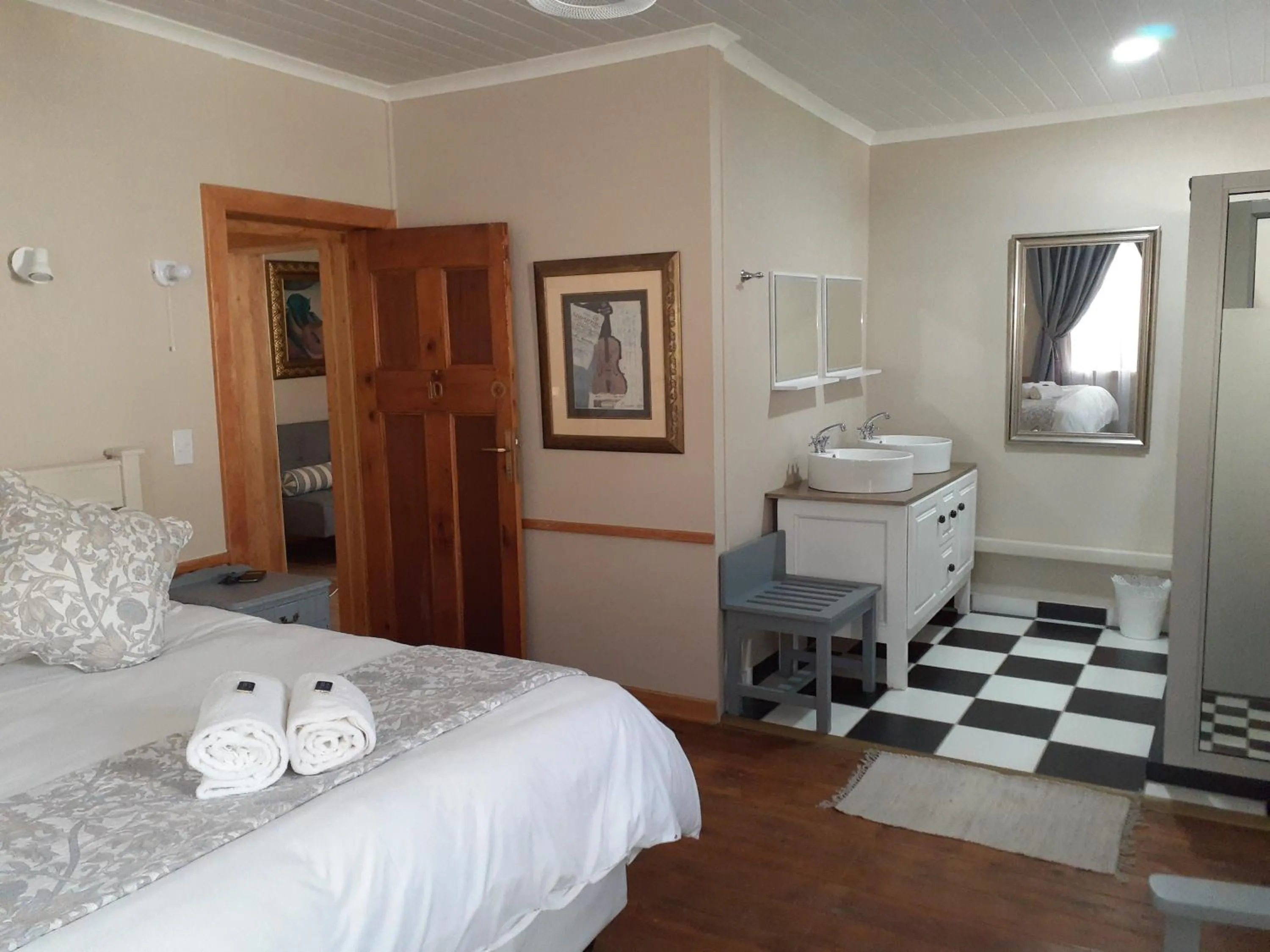 Photo of the whole room, Bed in Sandstone Chameleon Guest House