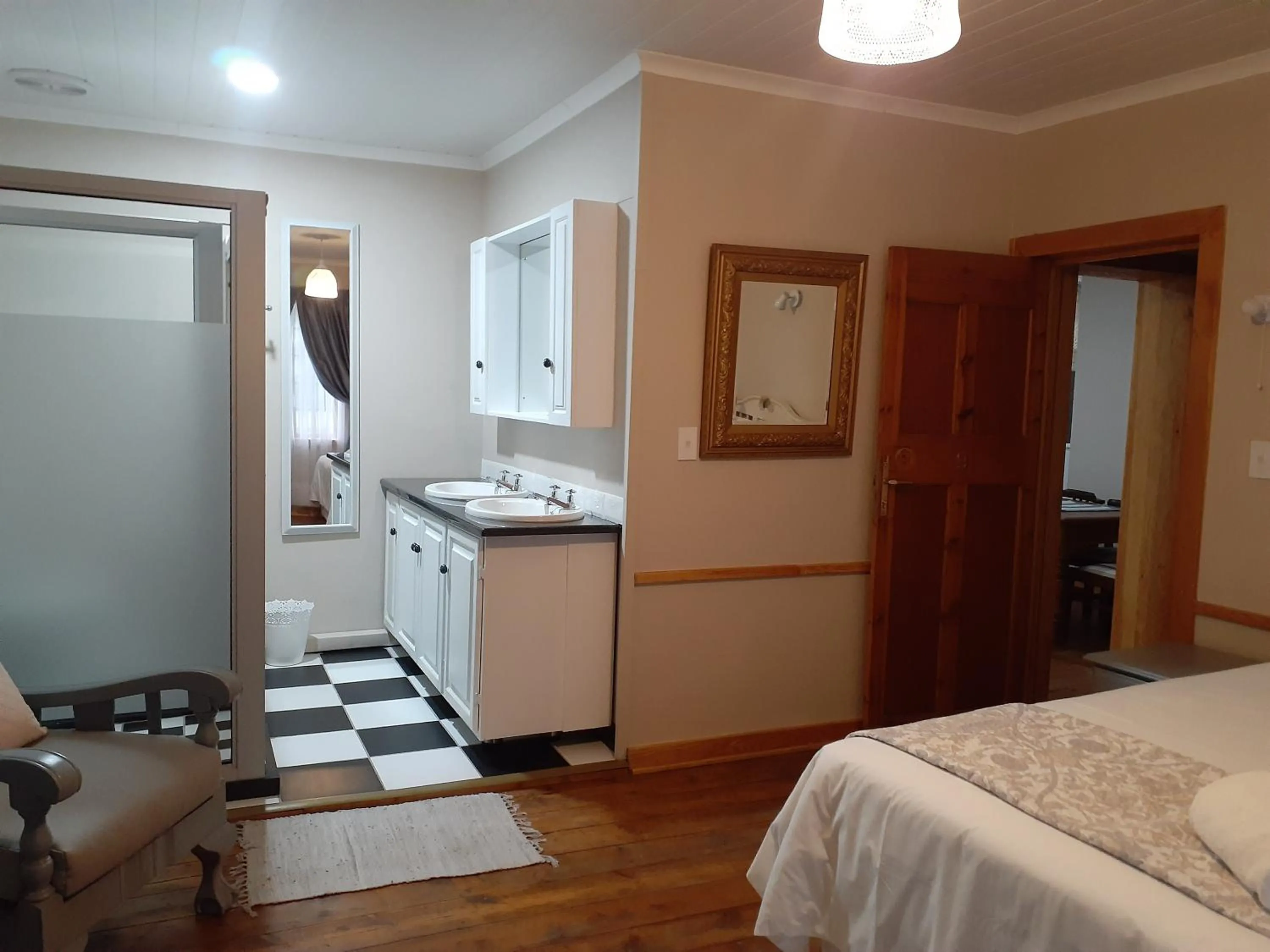 Kitchen or kitchenette, Bed in Sandstone Chameleon Guest House