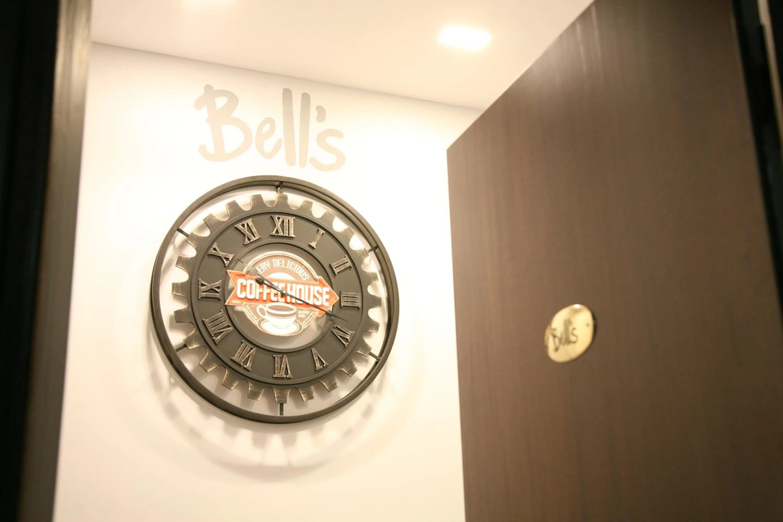 Communal lounge/ TV room in Bell's