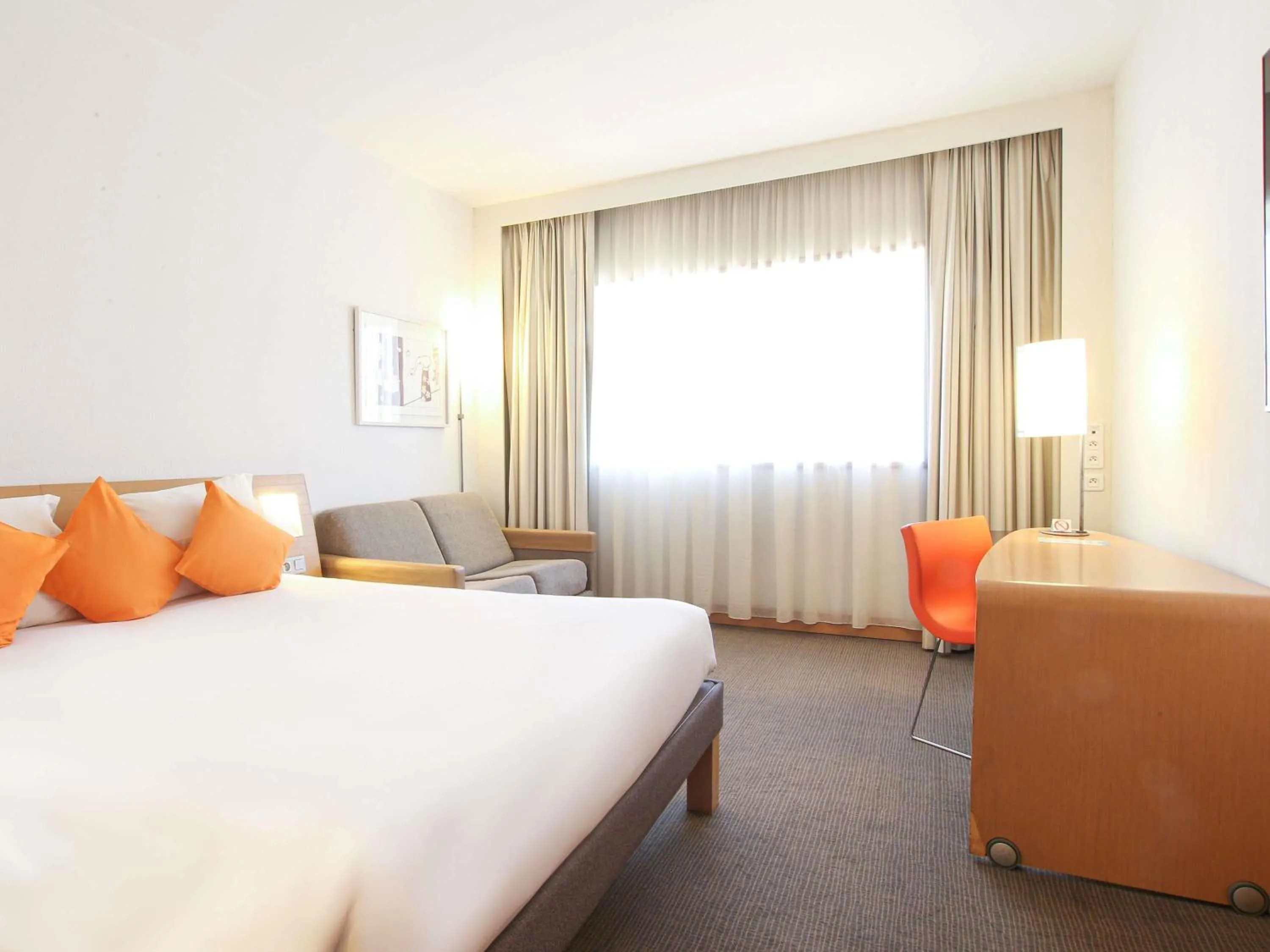 Bedroom, Bed in Novotel Tunis