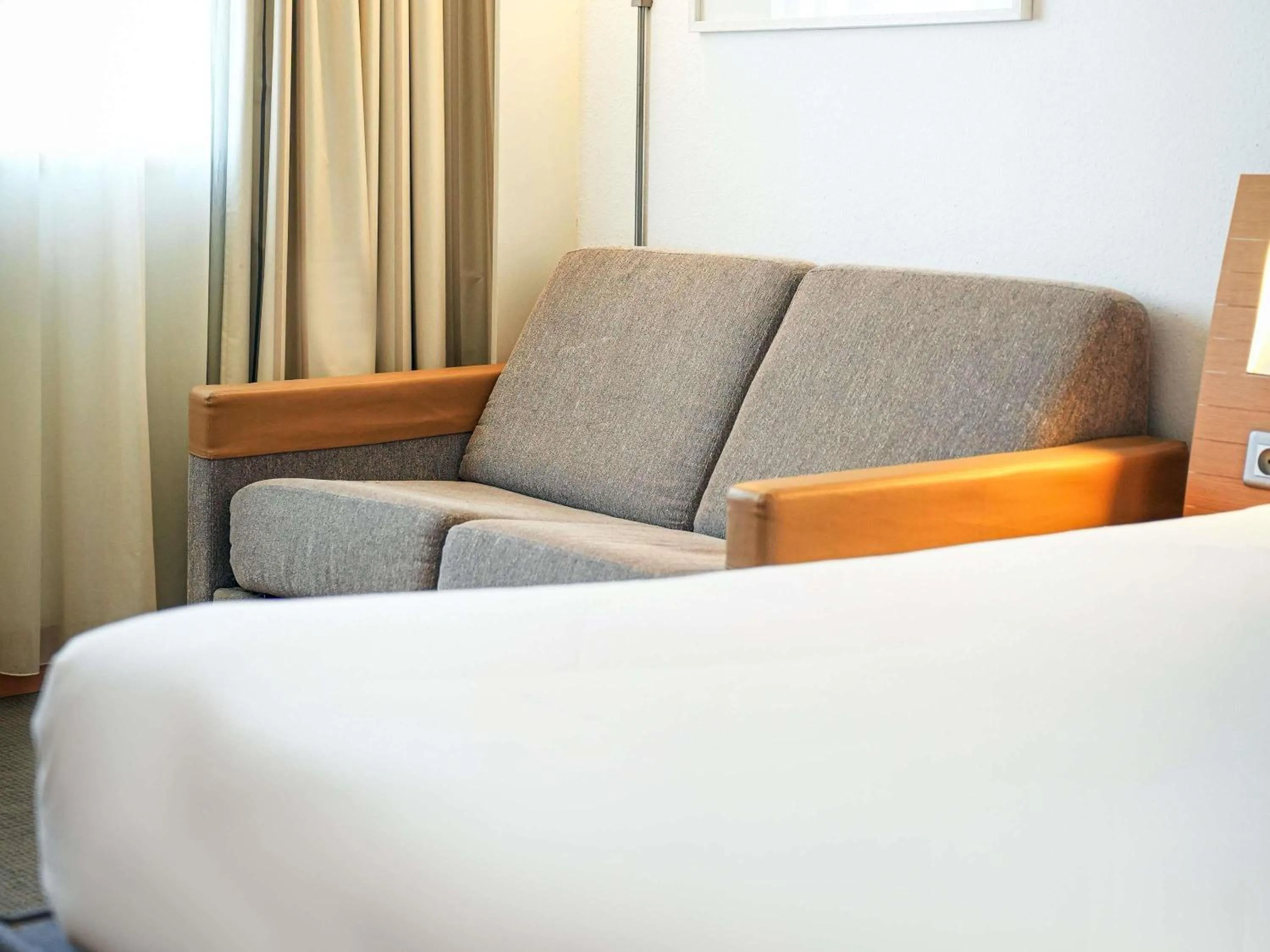 Bedroom, Bed in Novotel Tunis