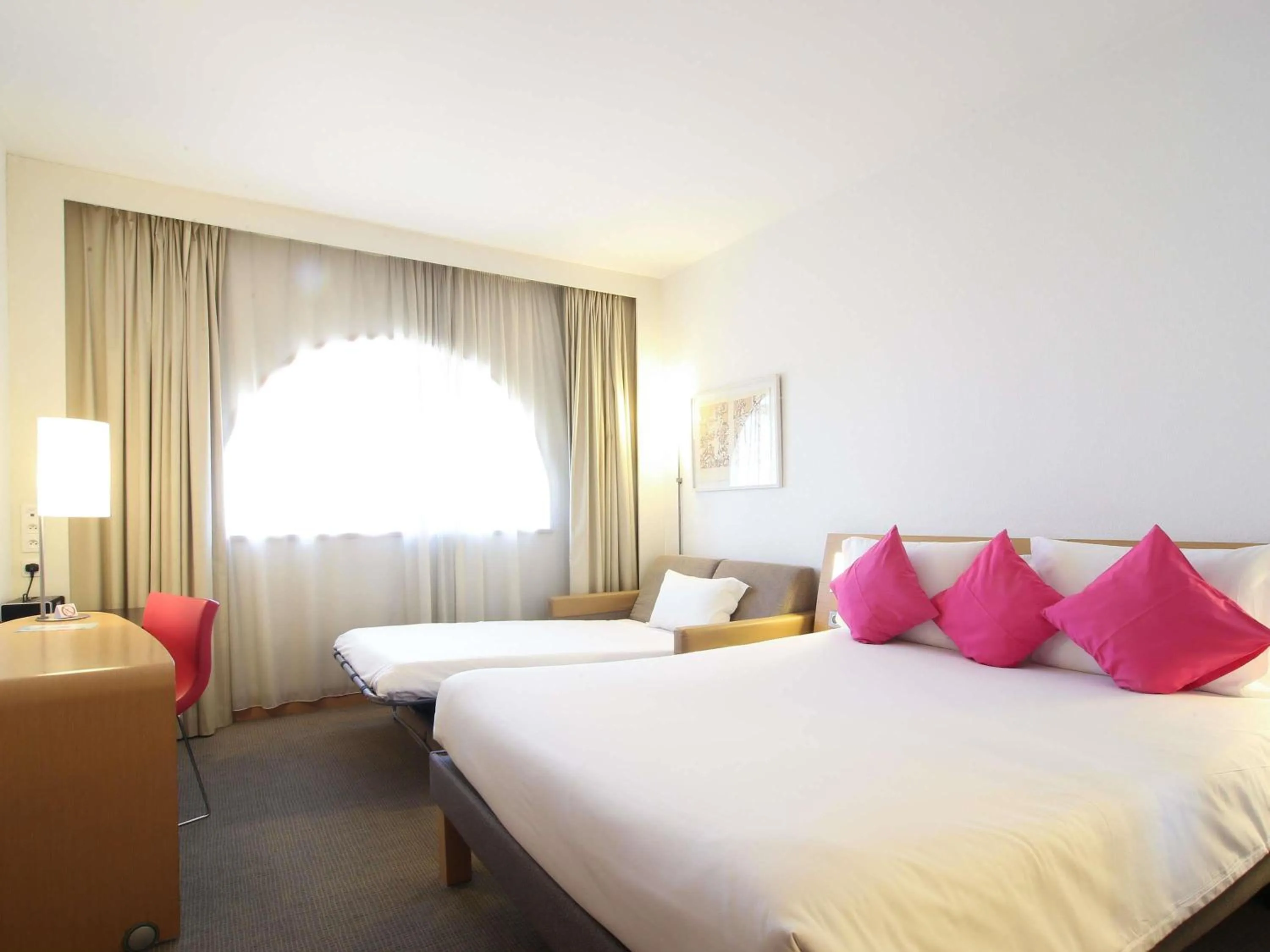 Bedroom, Bed in Novotel Tunis