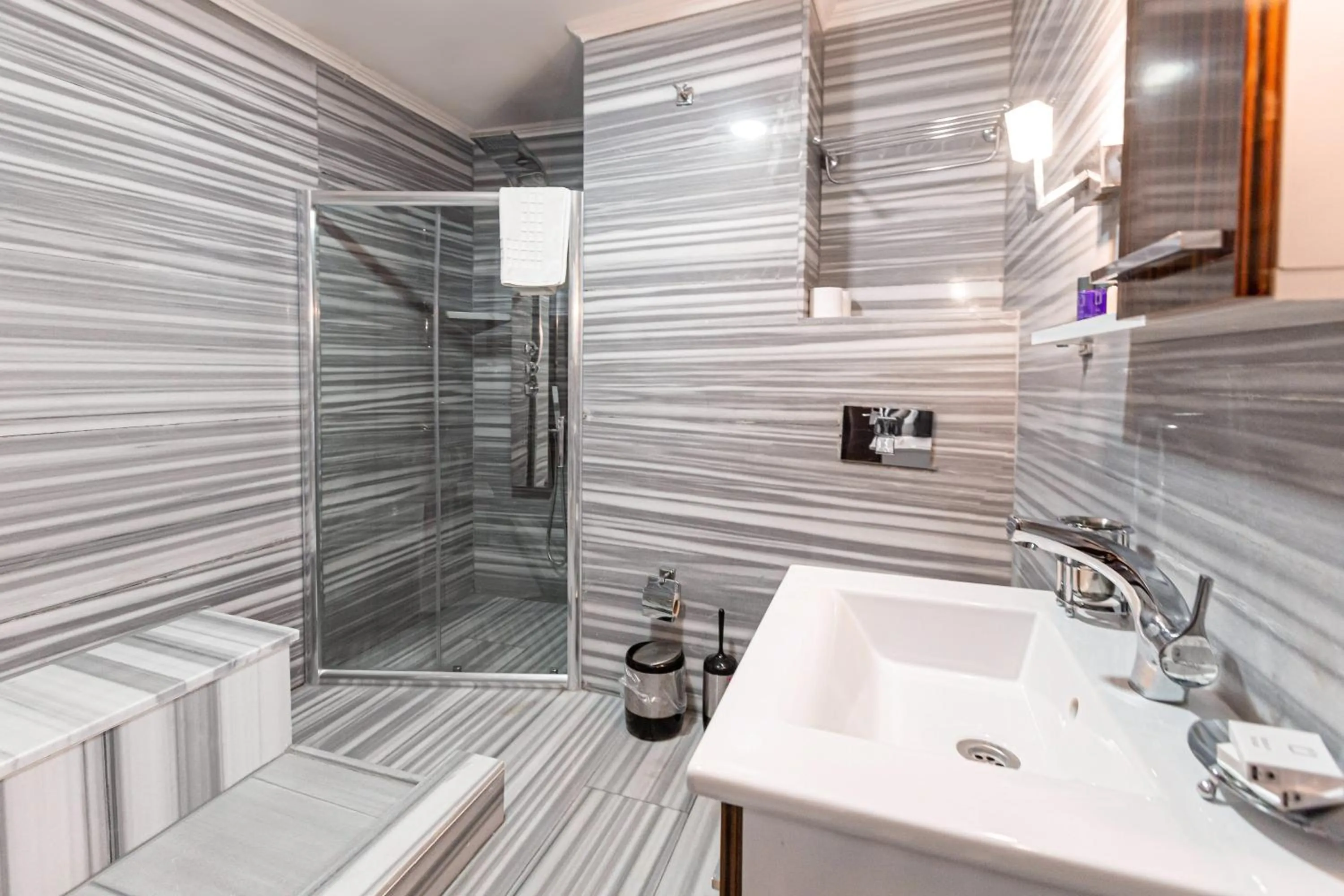 Toilet in Kumru Hotel