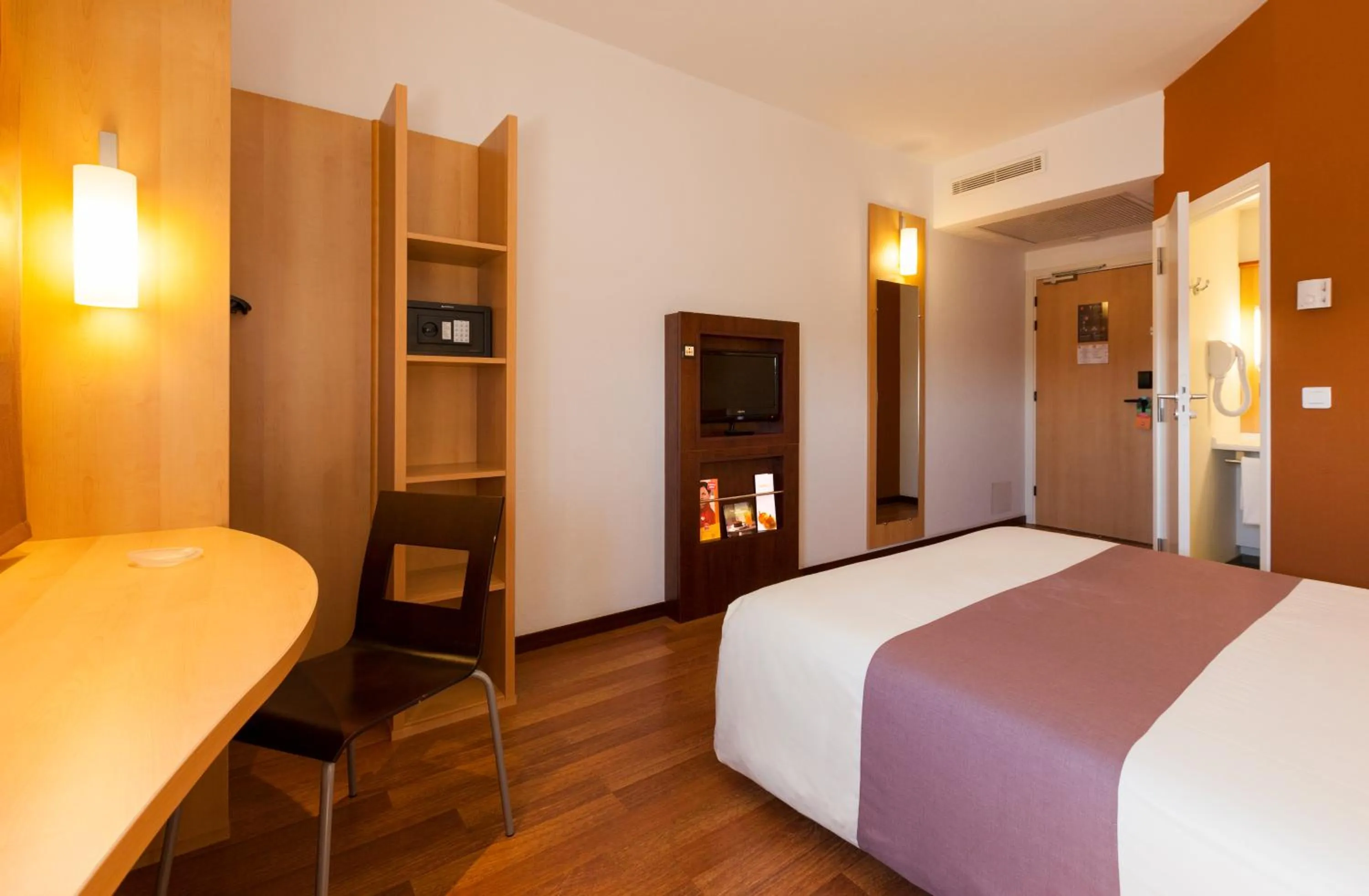 Bedroom, Bed in Ibis Tunis