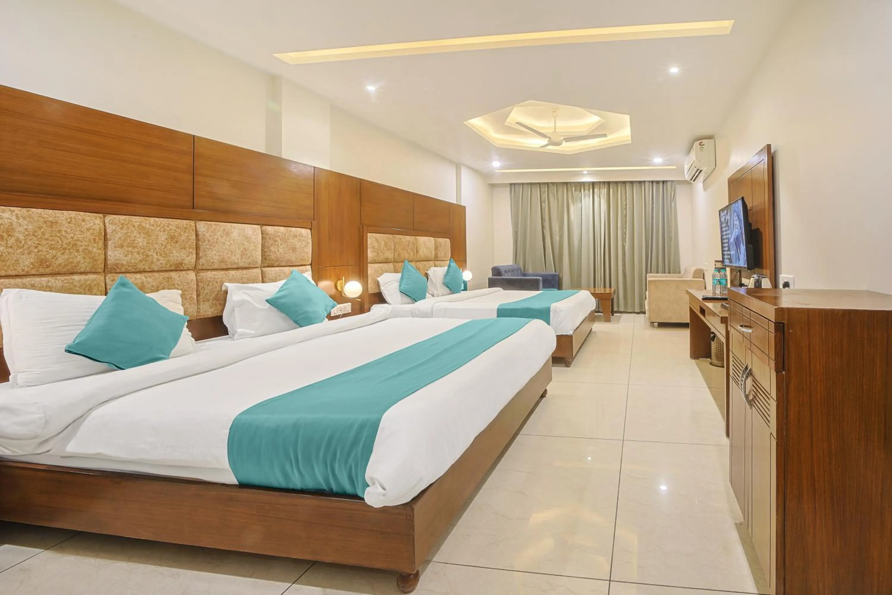 Bedroom, Bed in Hotel Green - Behind Parmarth Niketan