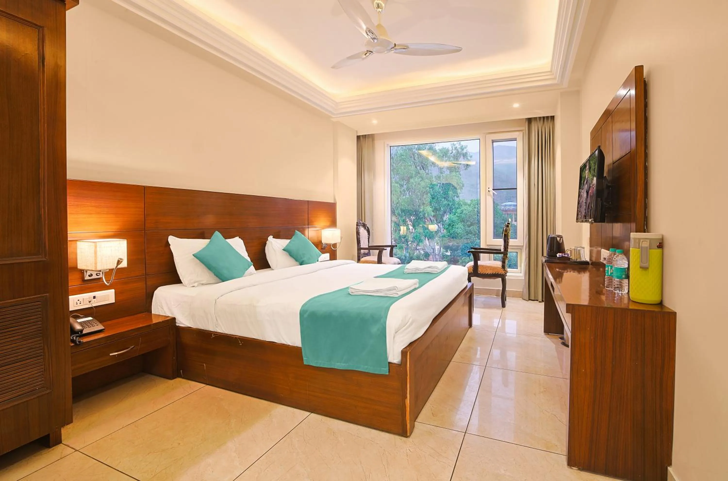 Bed in Hotel Green - Behind Parmarth Niketan