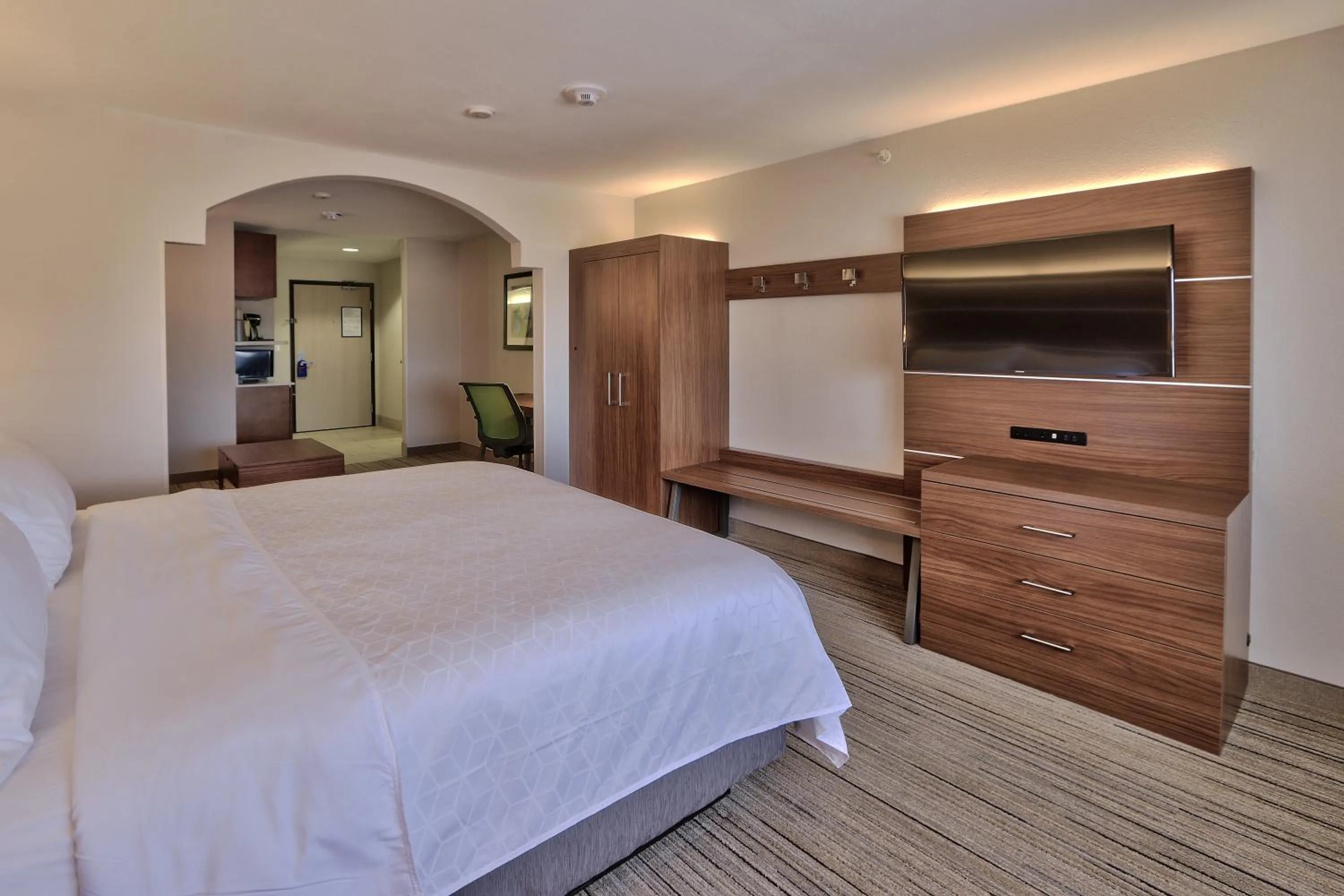 Photo of the whole room, Bed in Holiday Inn Express & Suites Portales by IHG