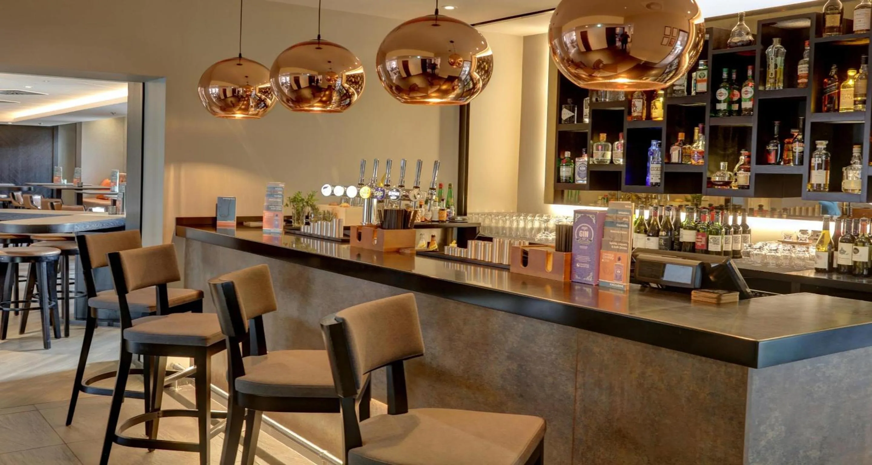 Lounge or bar in Ten Hill Place