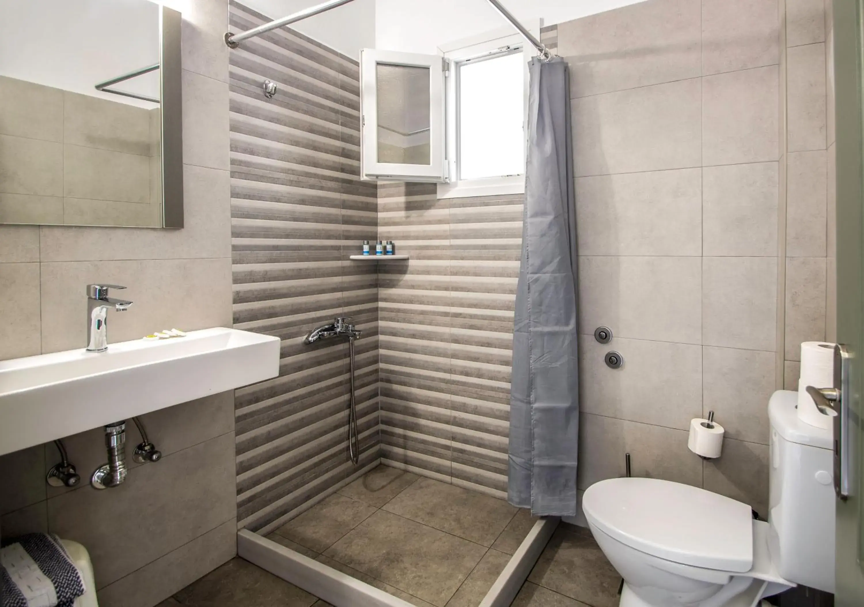 Budget Twin Room in Syros INN Budget Twin Room in Syros INN