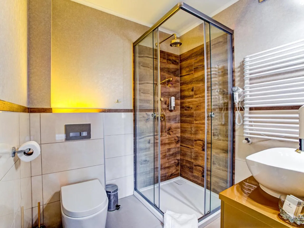 Shower in ROYAL PALACE Centrum Bankietowe