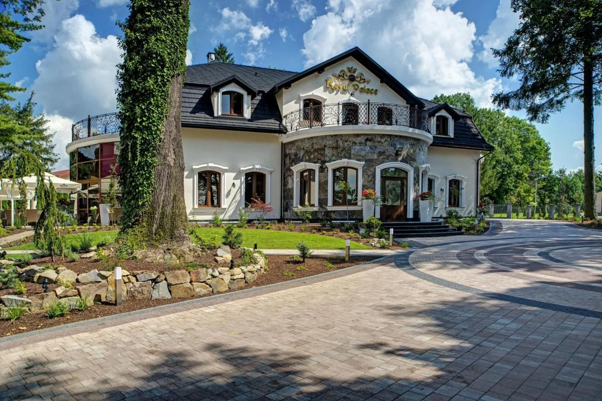 Property building in ROYAL PALACE Centrum Bankietowe