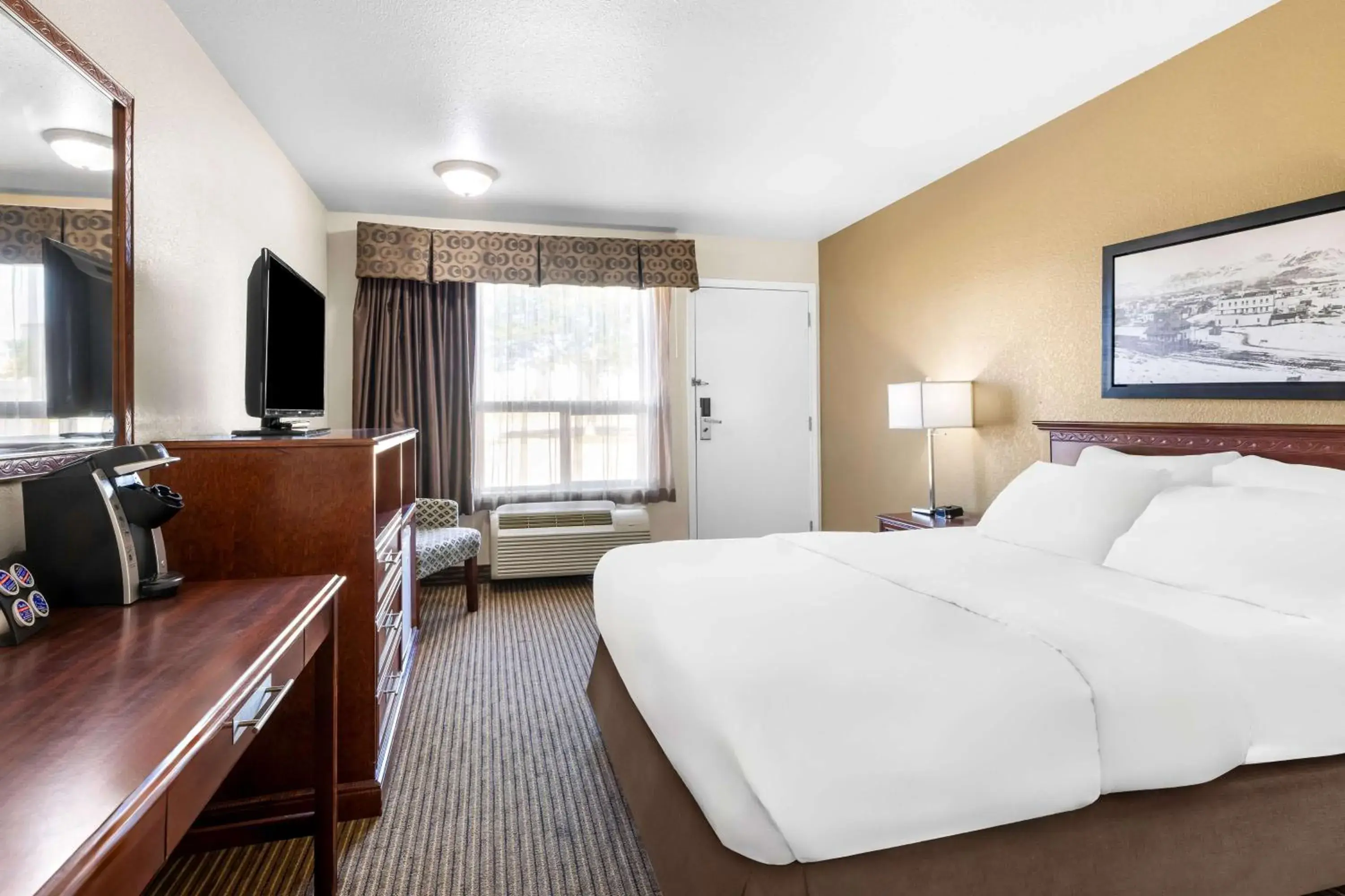 Queen Room - Mobility Access in SureStay Plus Hotel by Best Western Drumheller Queen Room - Mobility Access in SureStay Plus Hotel by Best Western Drumheller