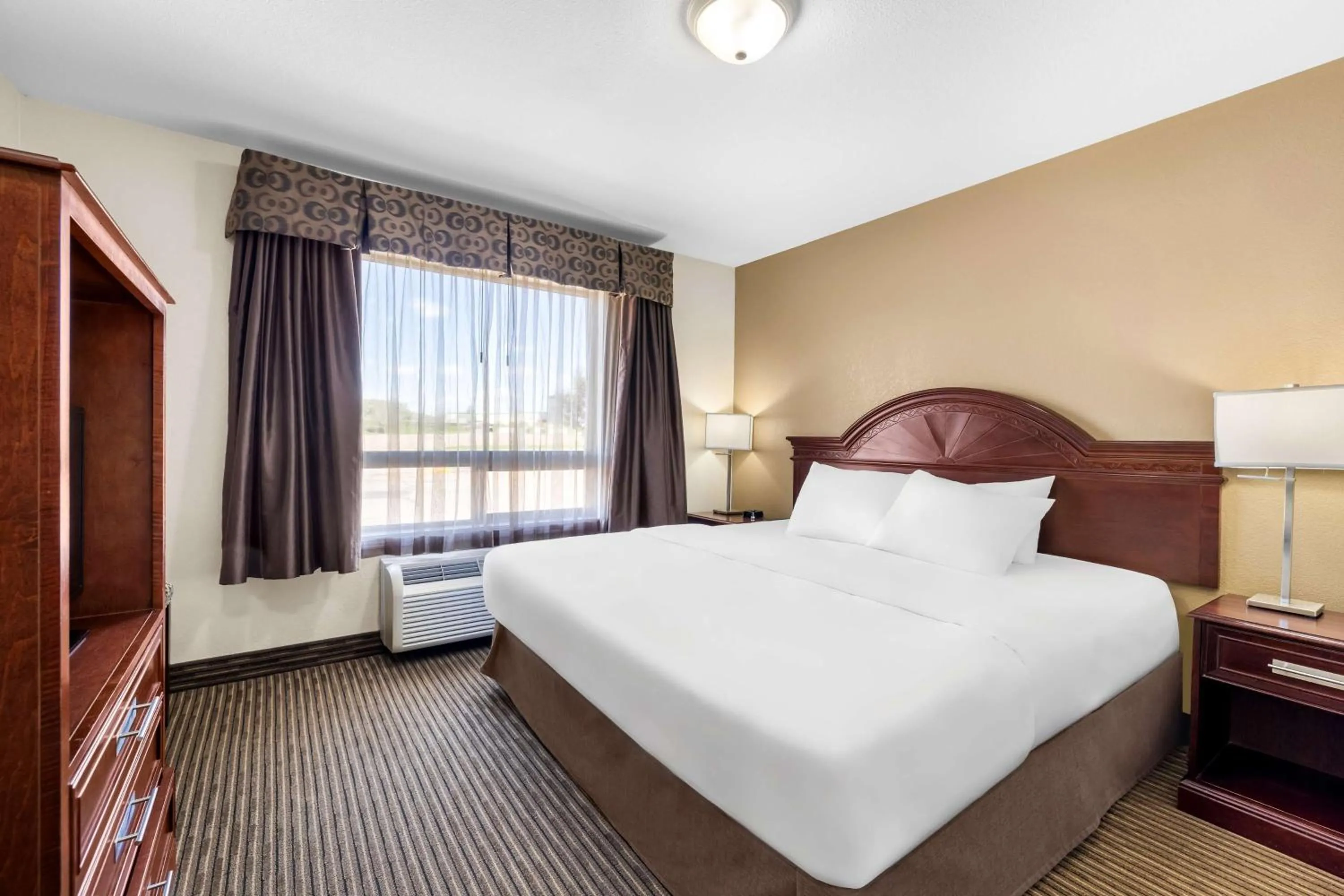 Bedroom, Bed in SureStay Plus Hotel by Best Western Drumheller