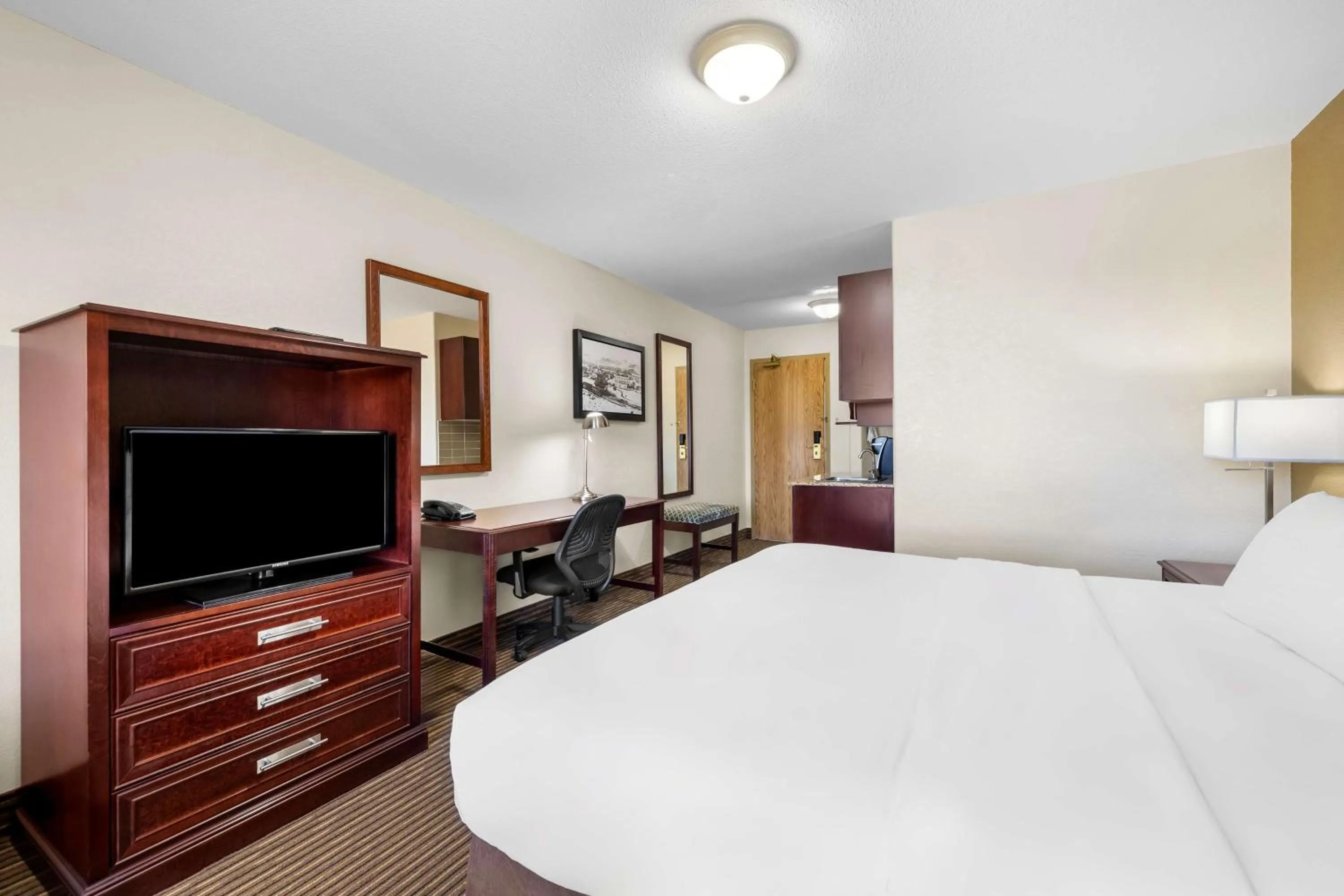 Bedroom, Bed in SureStay Plus Hotel by Best Western Drumheller