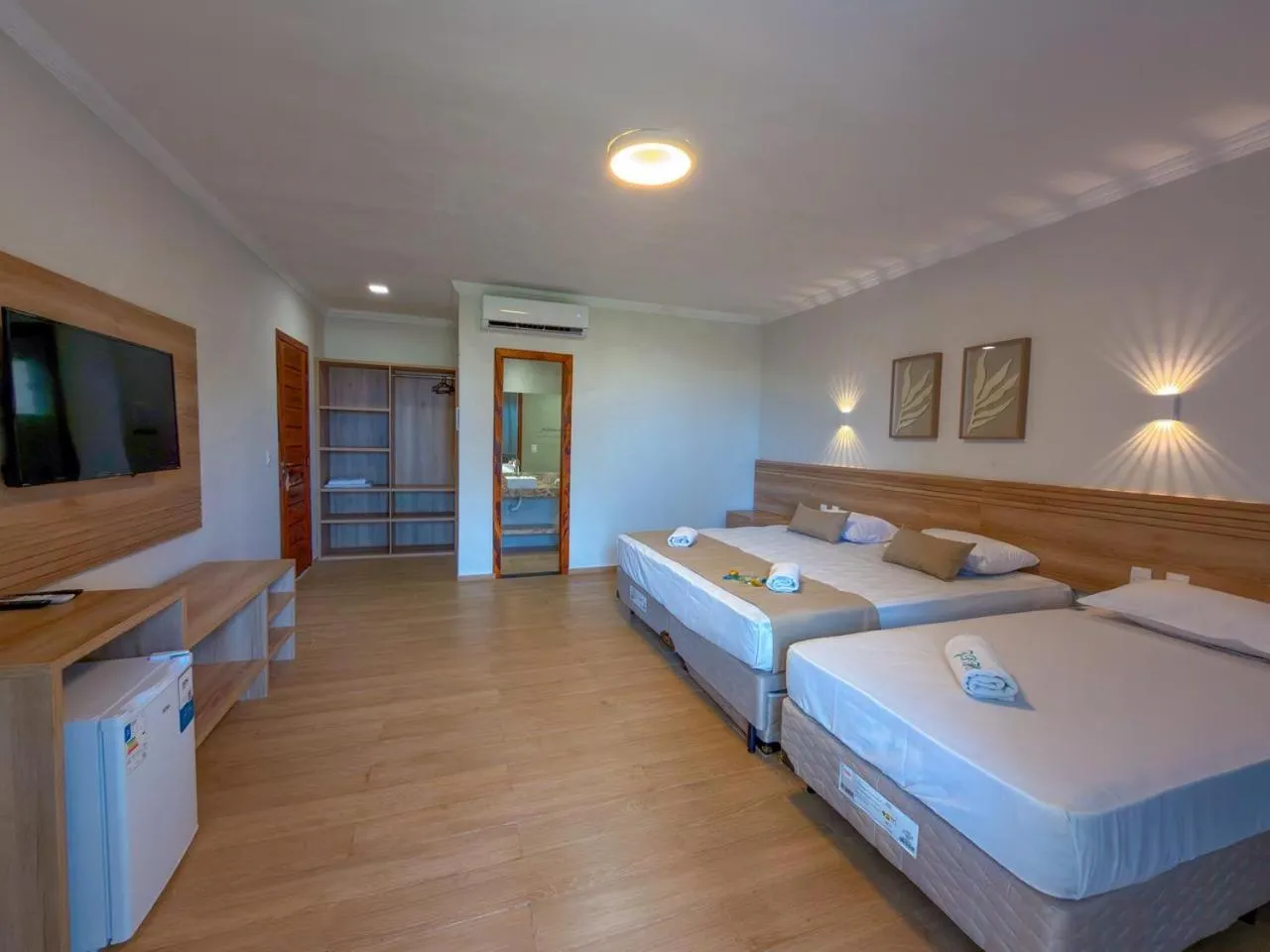 Photo of the whole room, Bed in Jangadeiro Praia Hotel Resort - Parque Aquático e Pé na Areia