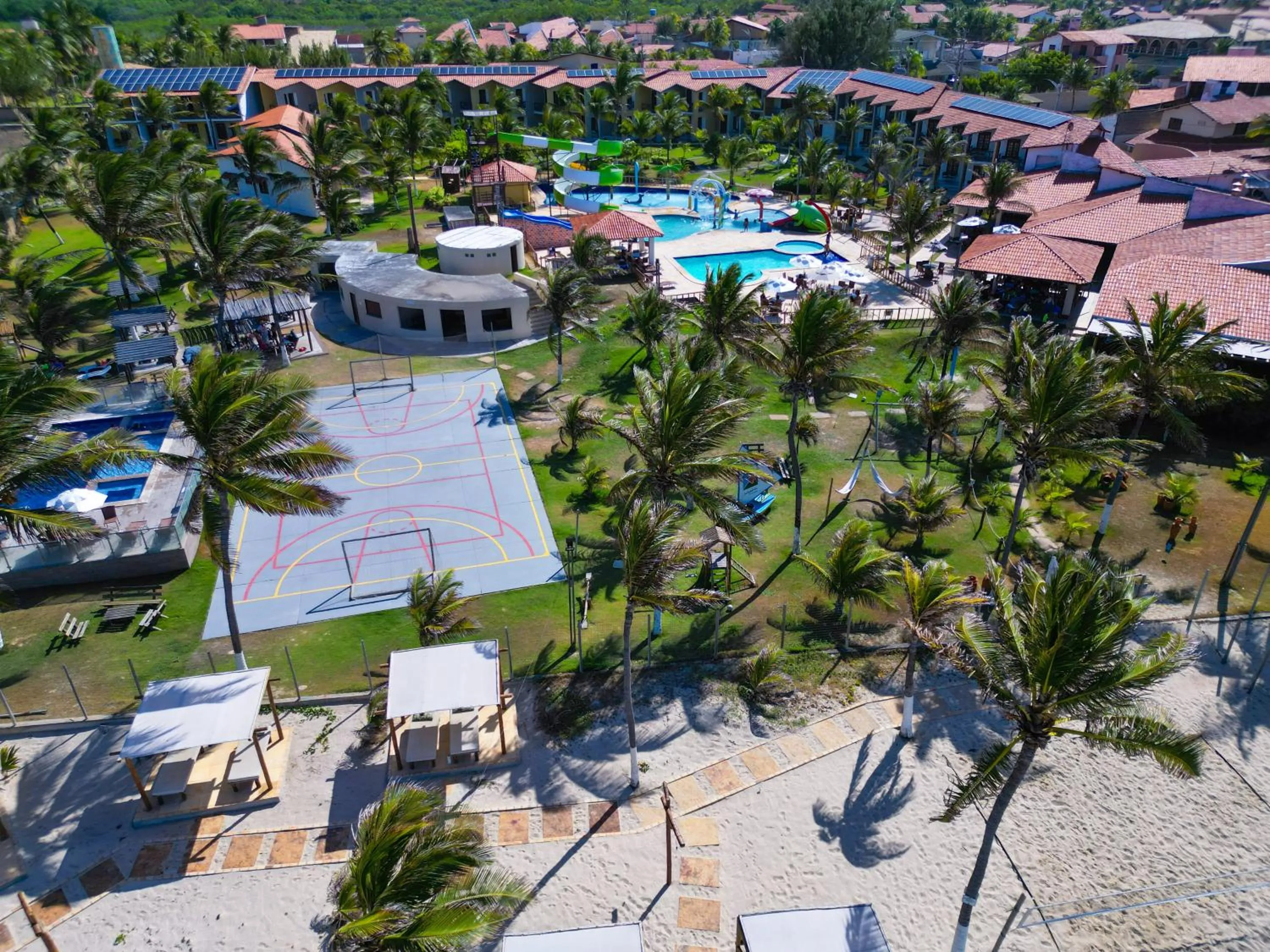 People in Jangadeiro Praia Hotel Resort - Parque Aquático e Pé na Areia