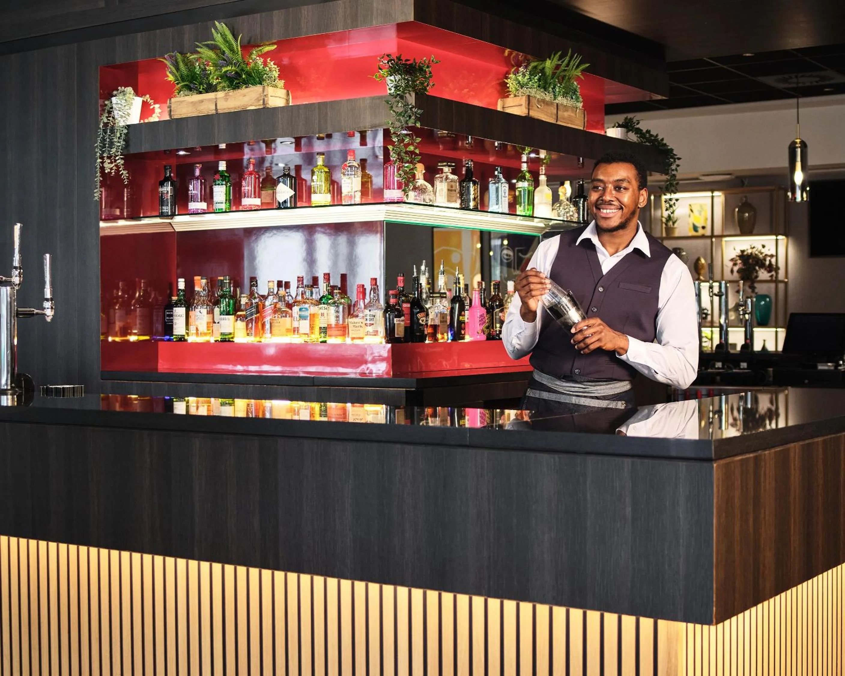 Lounge or bar in Crowne Plaza Birmingham City by IHG