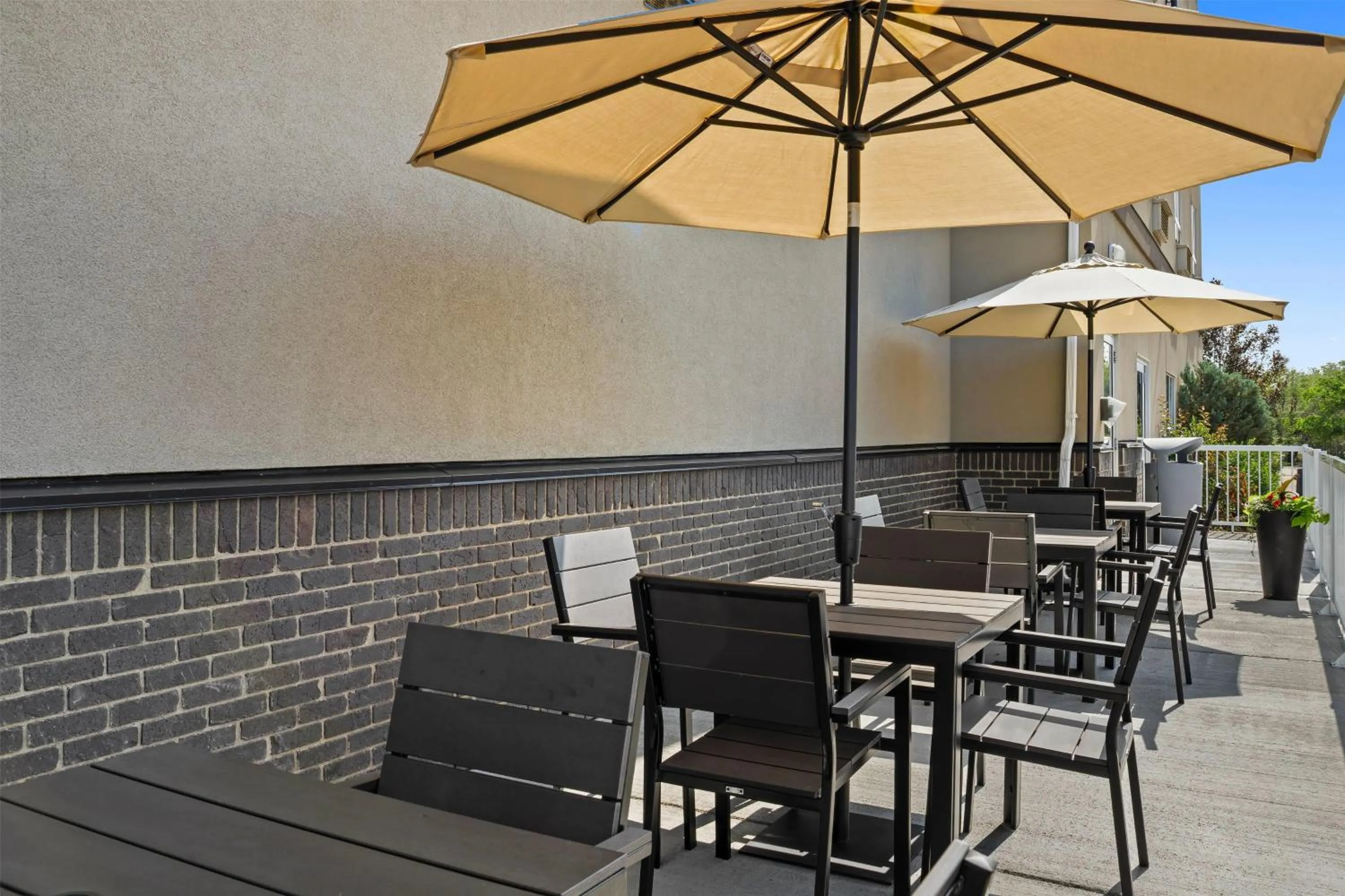 Inner courtyard view in Ramada by Wyndham Drumheller Hotel & Suites