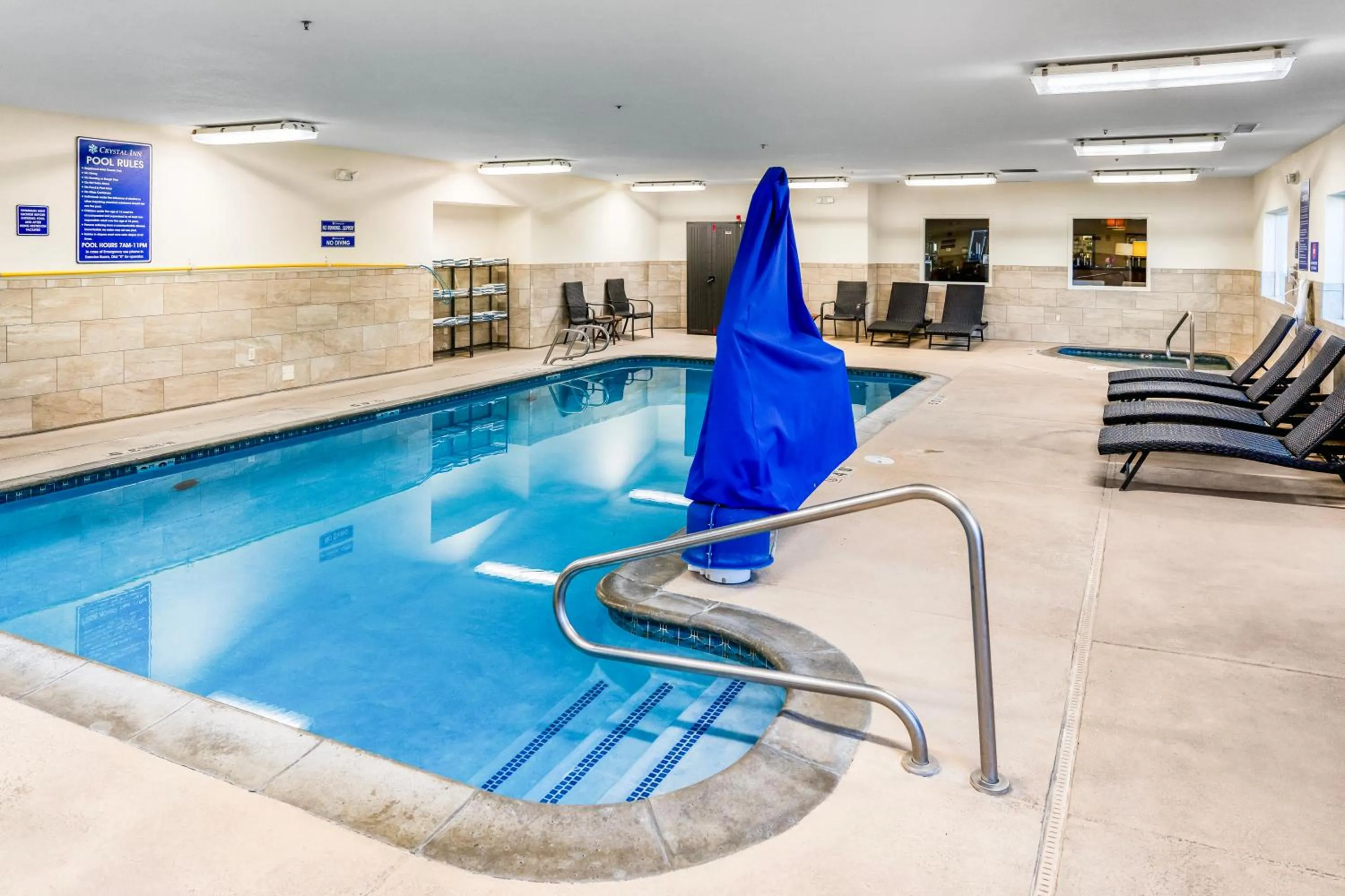 Swimming pool in Crystal Inn Hotel & Suites - West Valley City