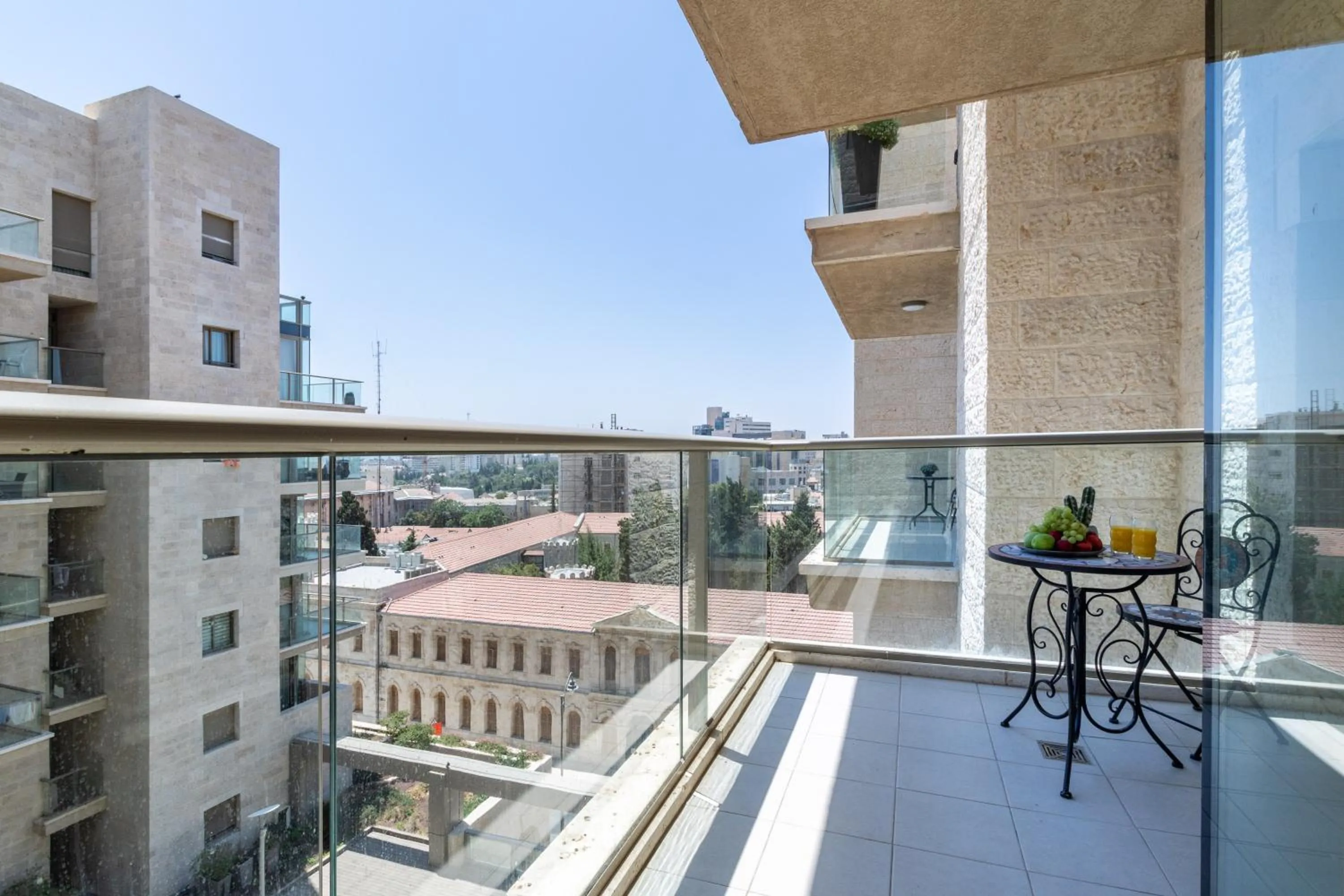 Luxury One-Bedroom Apartment/parking in city center