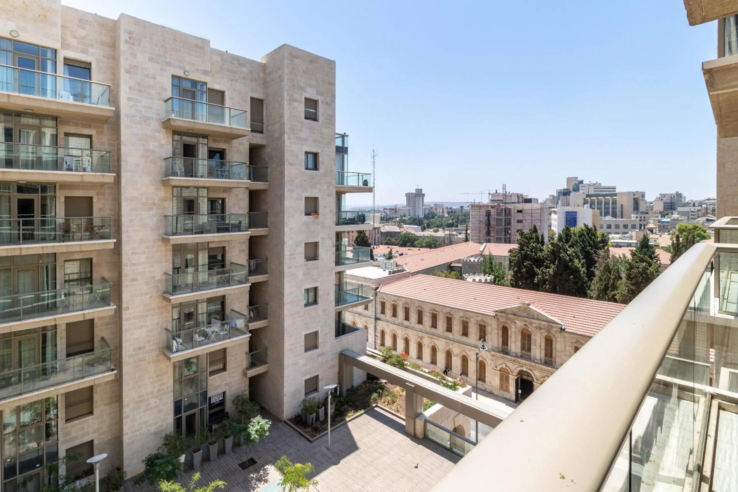 Luxury One-Bedroom Apartment/parking in city center