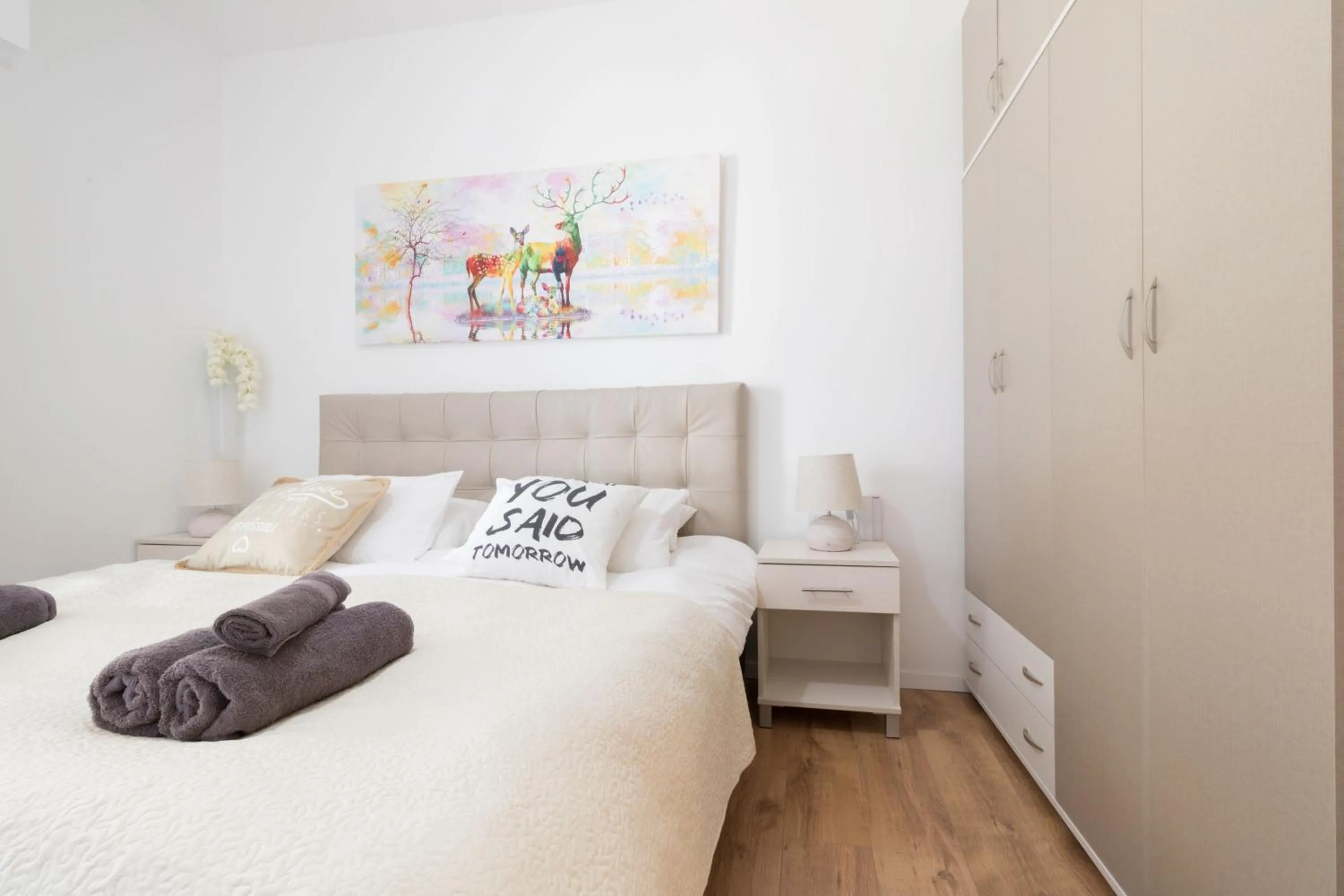 Bed in Luxury One-Bedroom Apartment/parking in city center