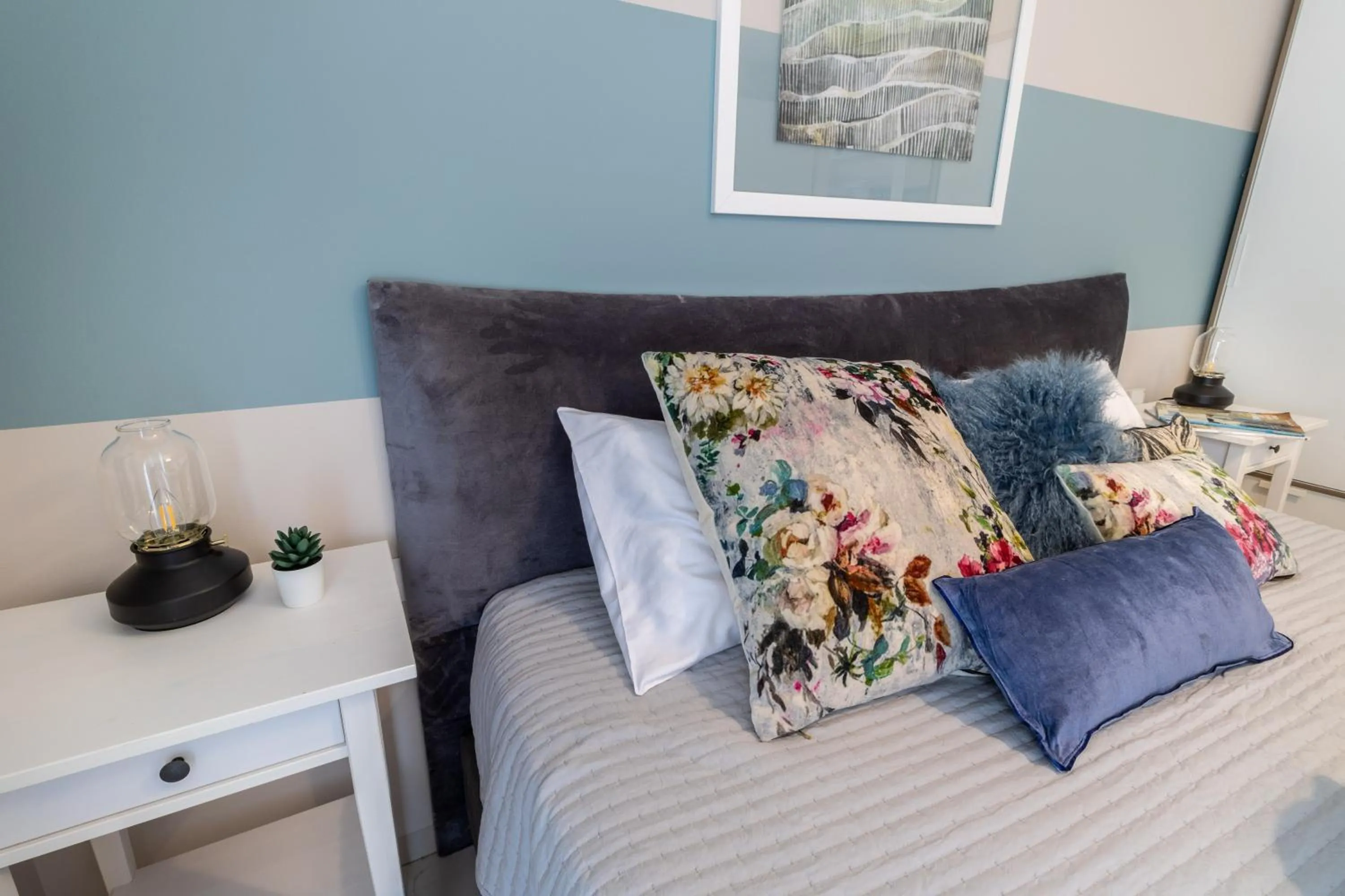 Bed in Luxury One-Bedroom Apartment/parking in city center