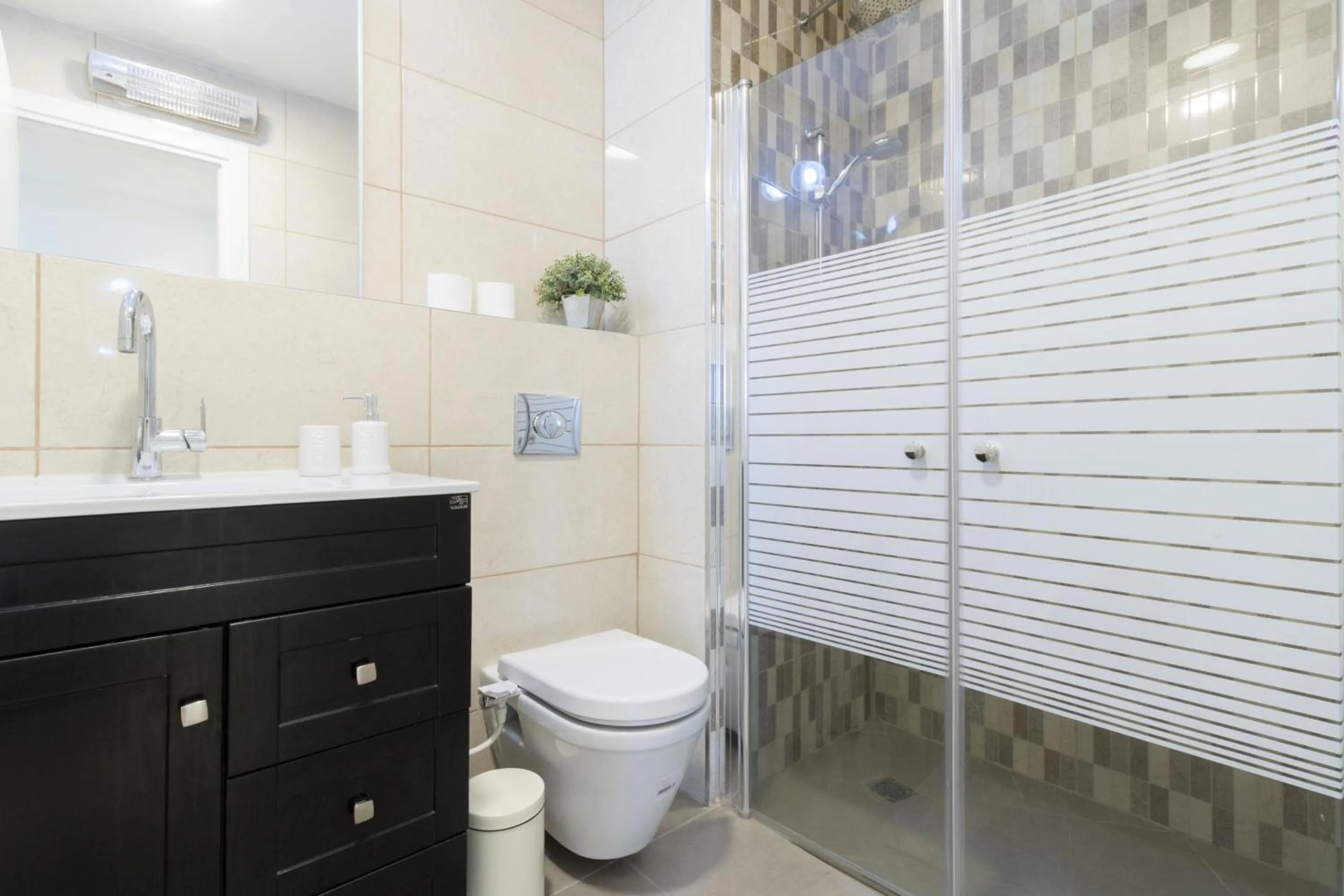 Luxury One-Bedroom Apartment/parking in city center