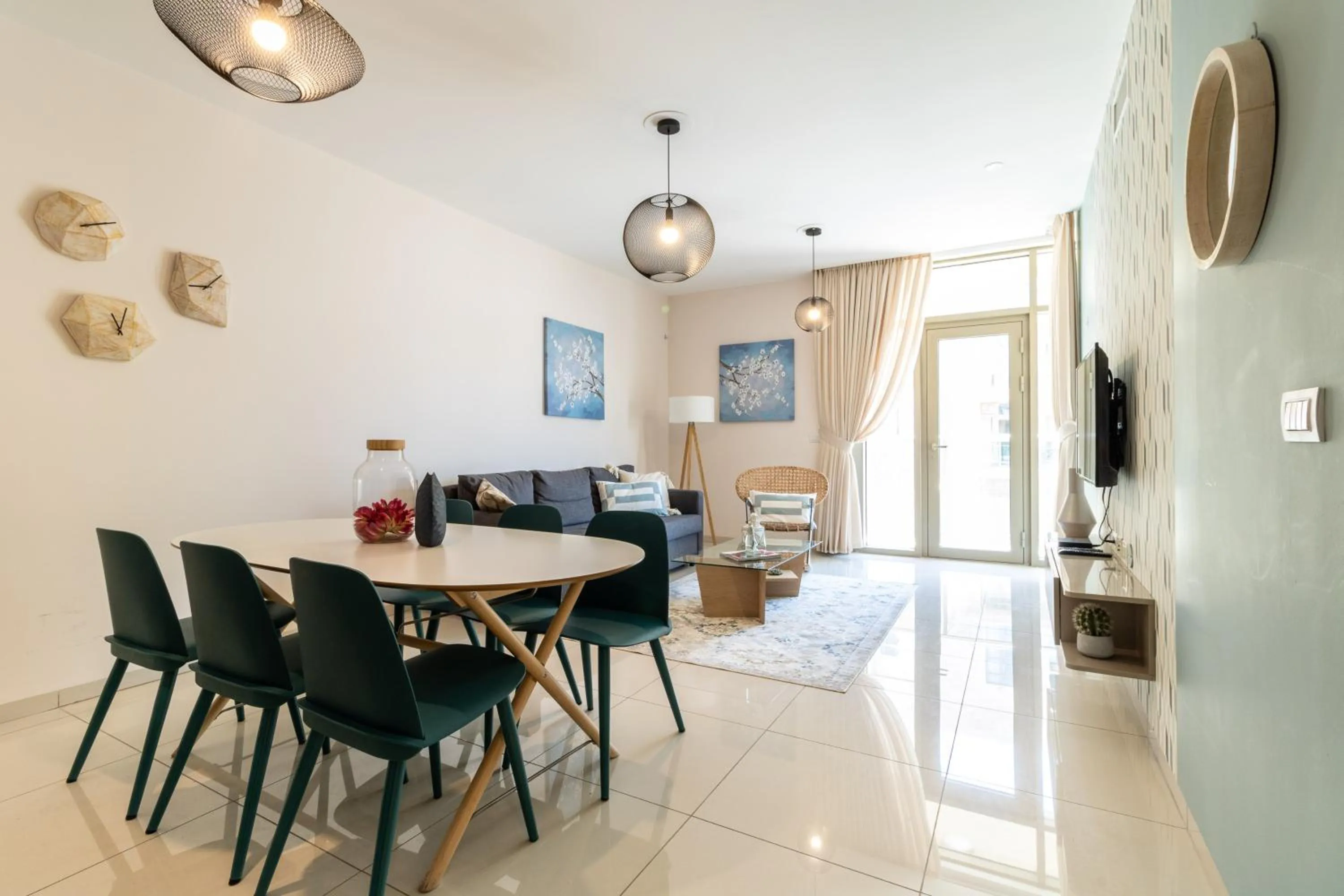 Luxury One-Bedroom Apartment/parking in city center