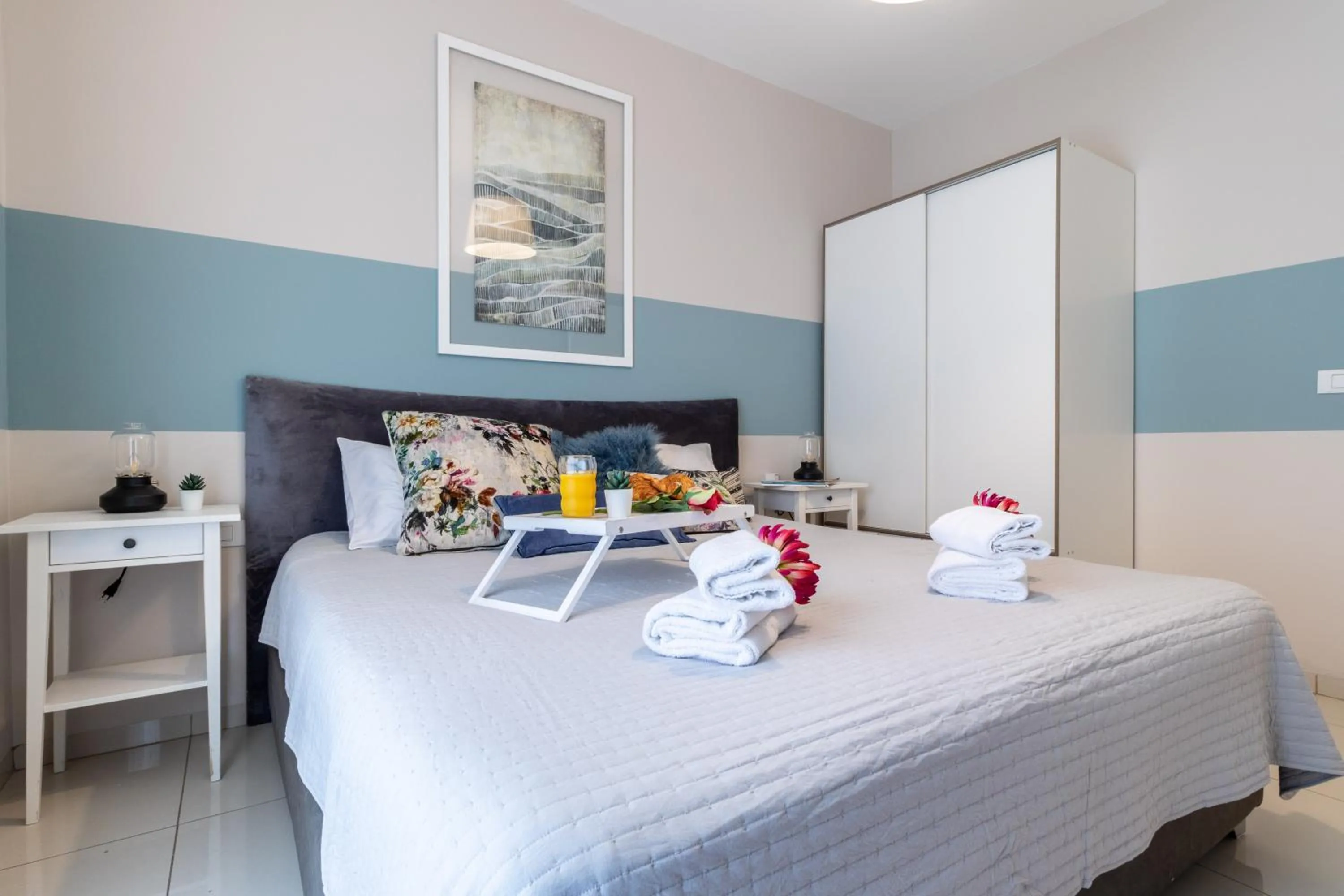 Bed in Luxury One-Bedroom Apartment/parking in city center