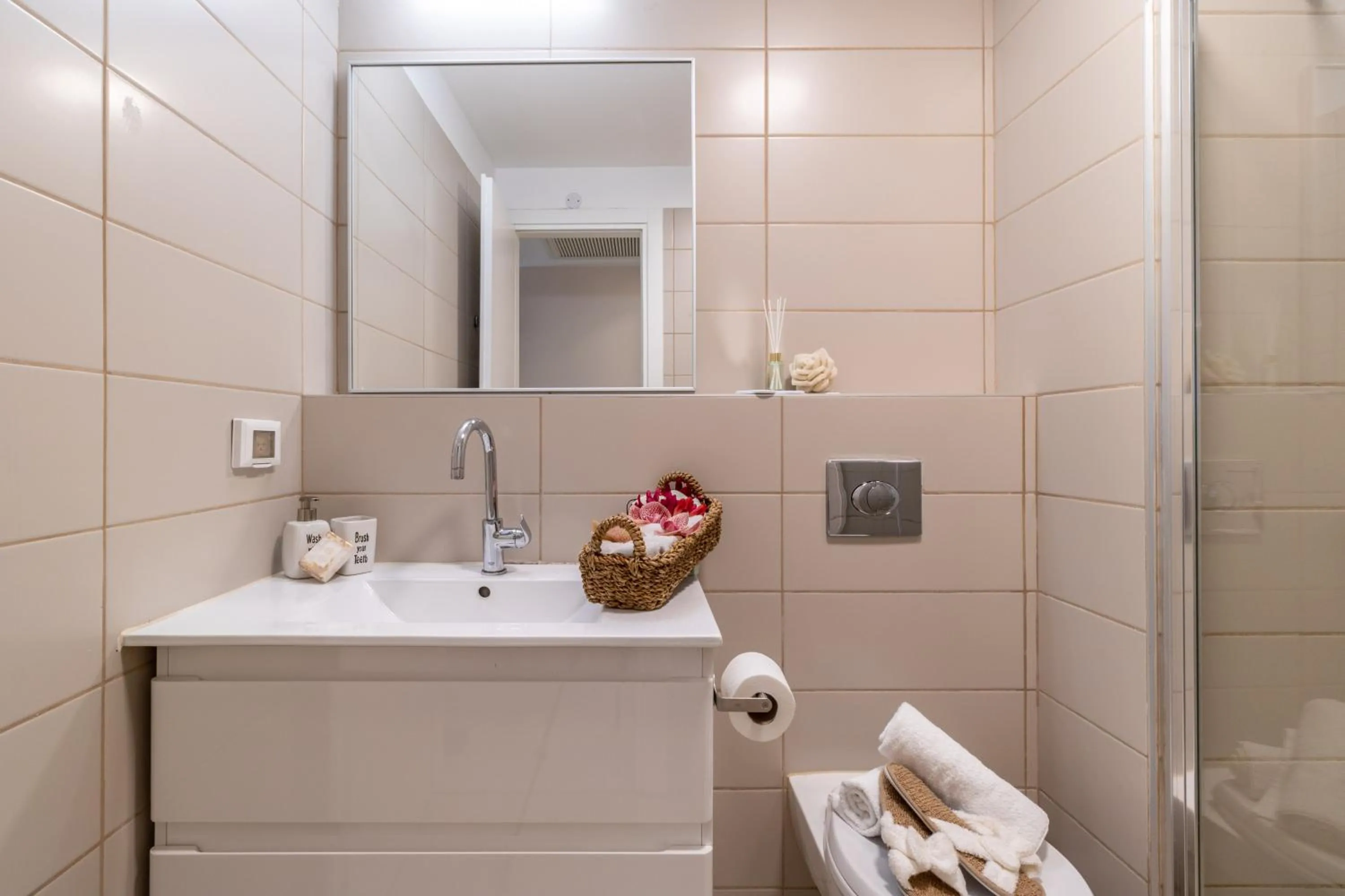 Luxury One-Bedroom Apartment/parking in city center