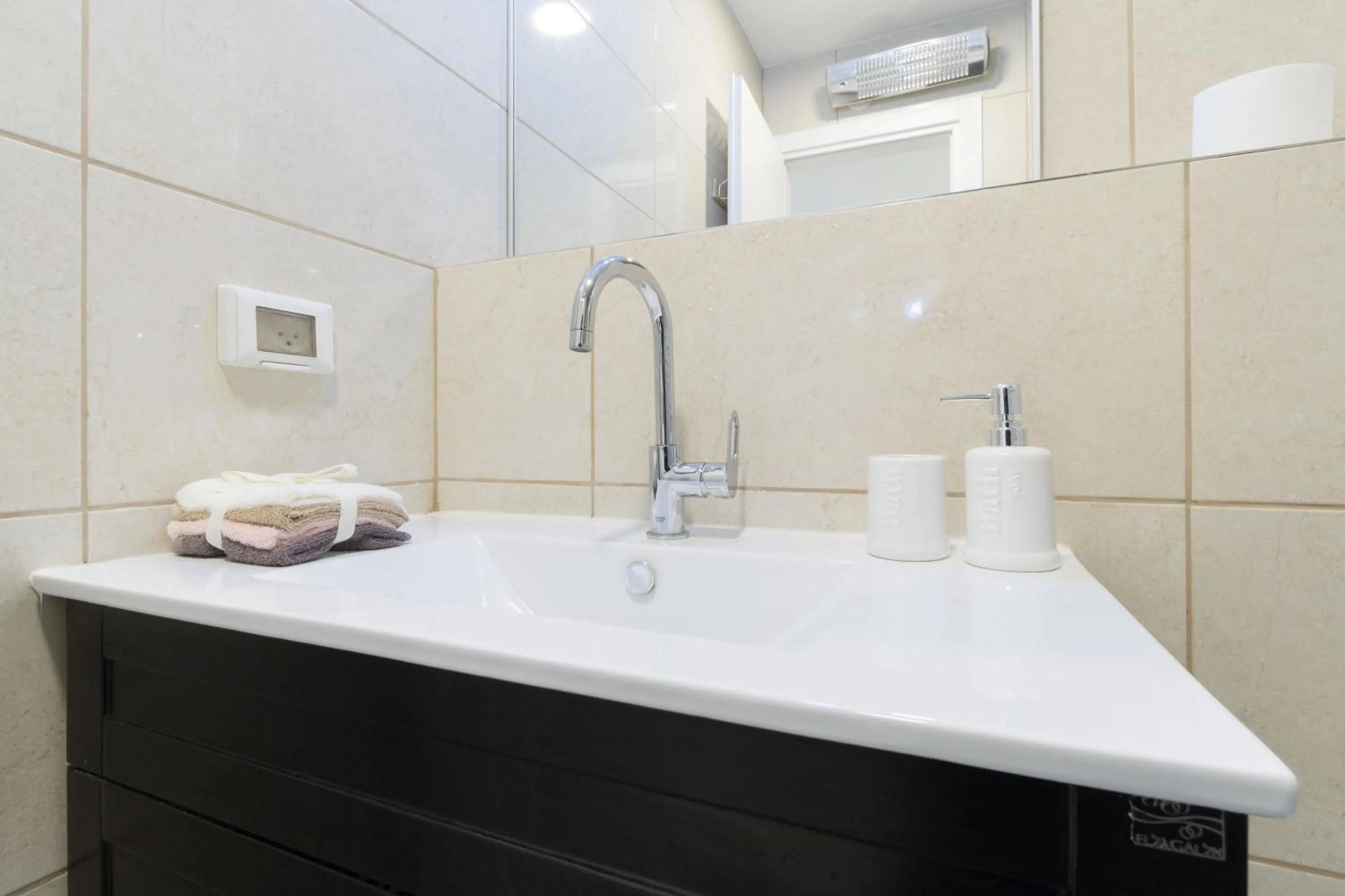 Luxury One-Bedroom Apartment/parking in city center