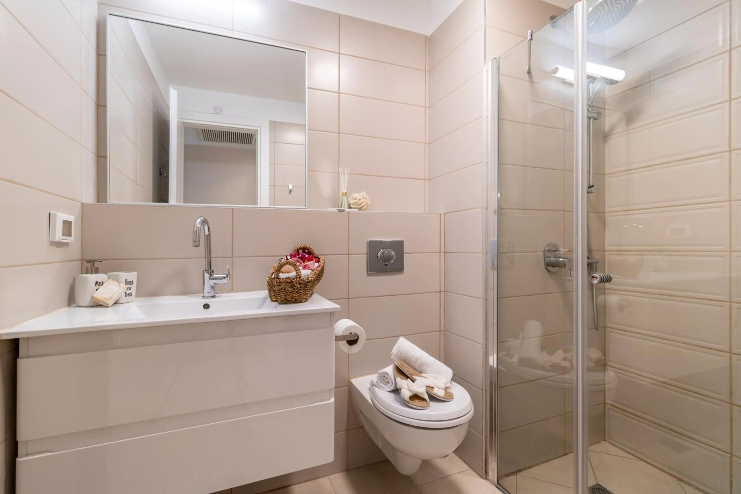 Luxury One-Bedroom Apartment/parking in city center