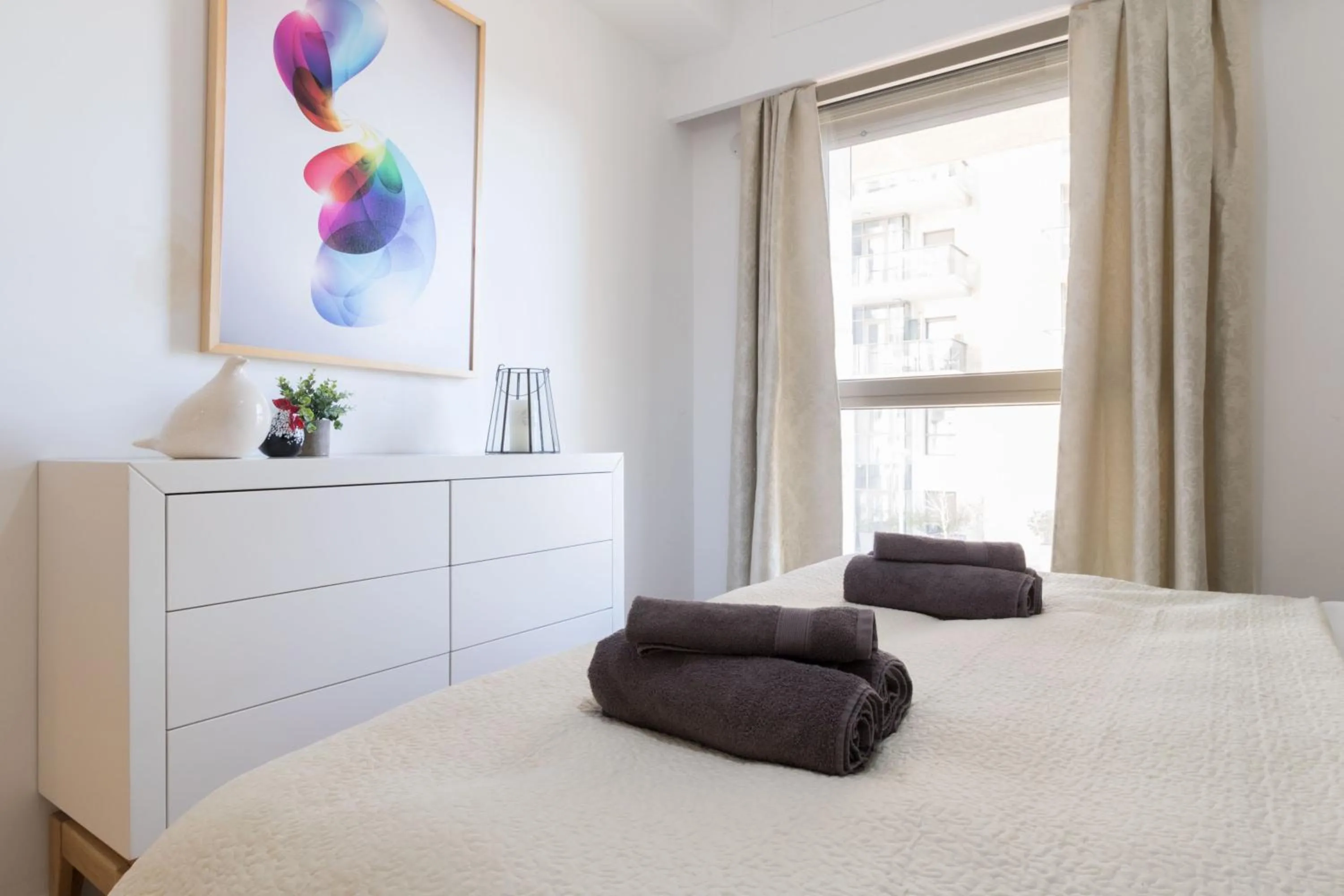 Bed in Luxury One-Bedroom Apartment/parking in city center