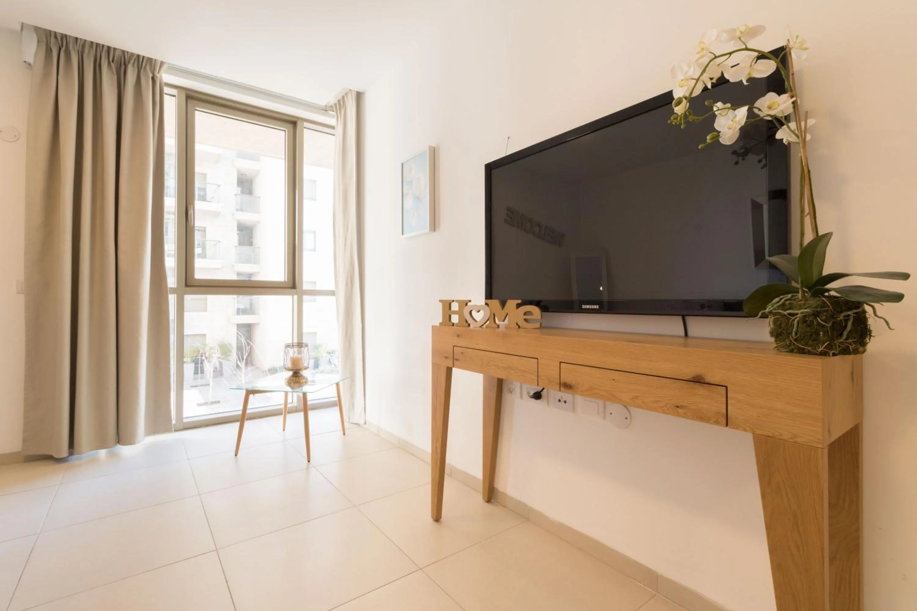 Luxury One-Bedroom Apartment/parking in city center