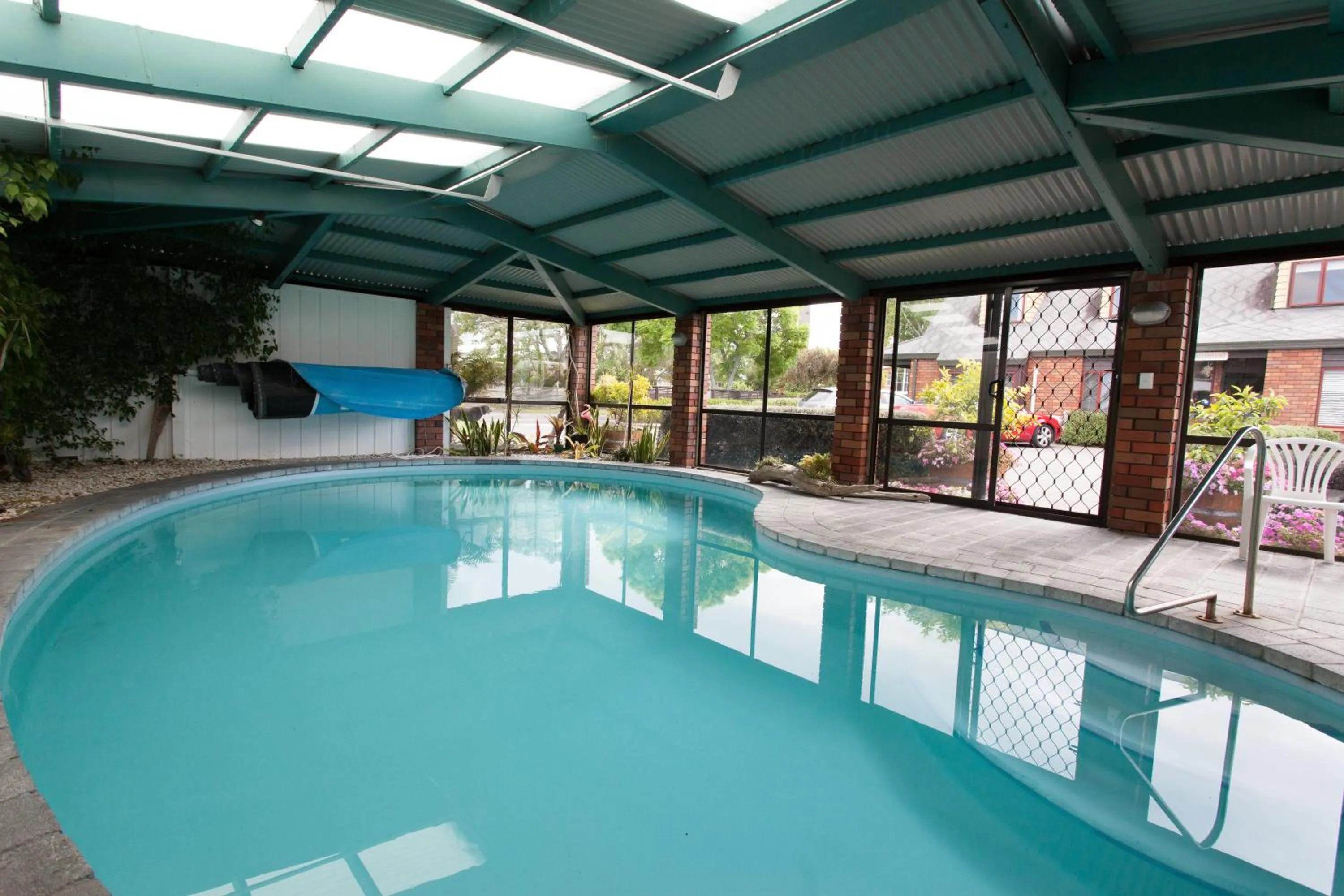 Swimming pool in Alton Lodge Motel
