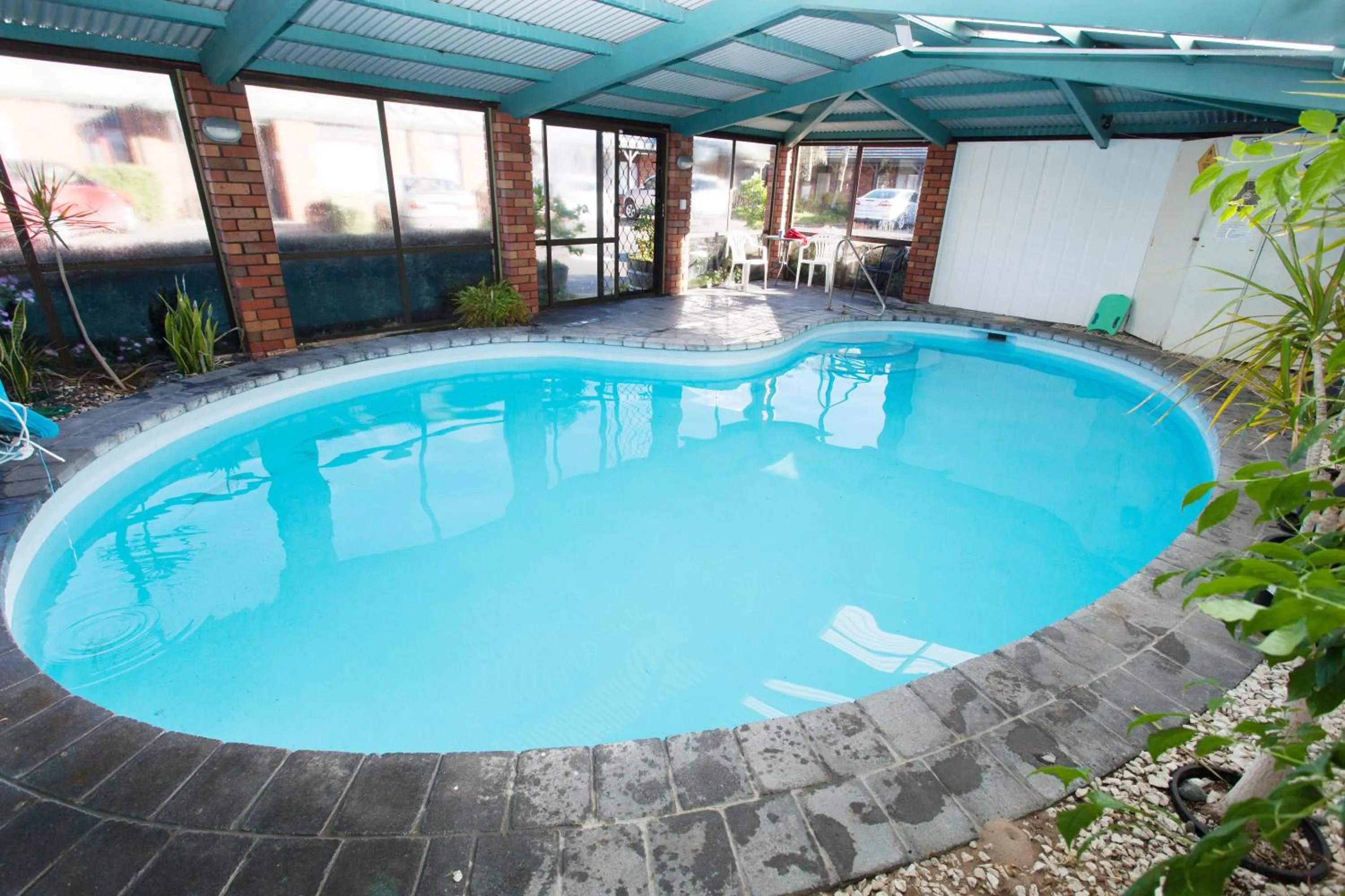 Swimming pool in Alton Lodge Motel