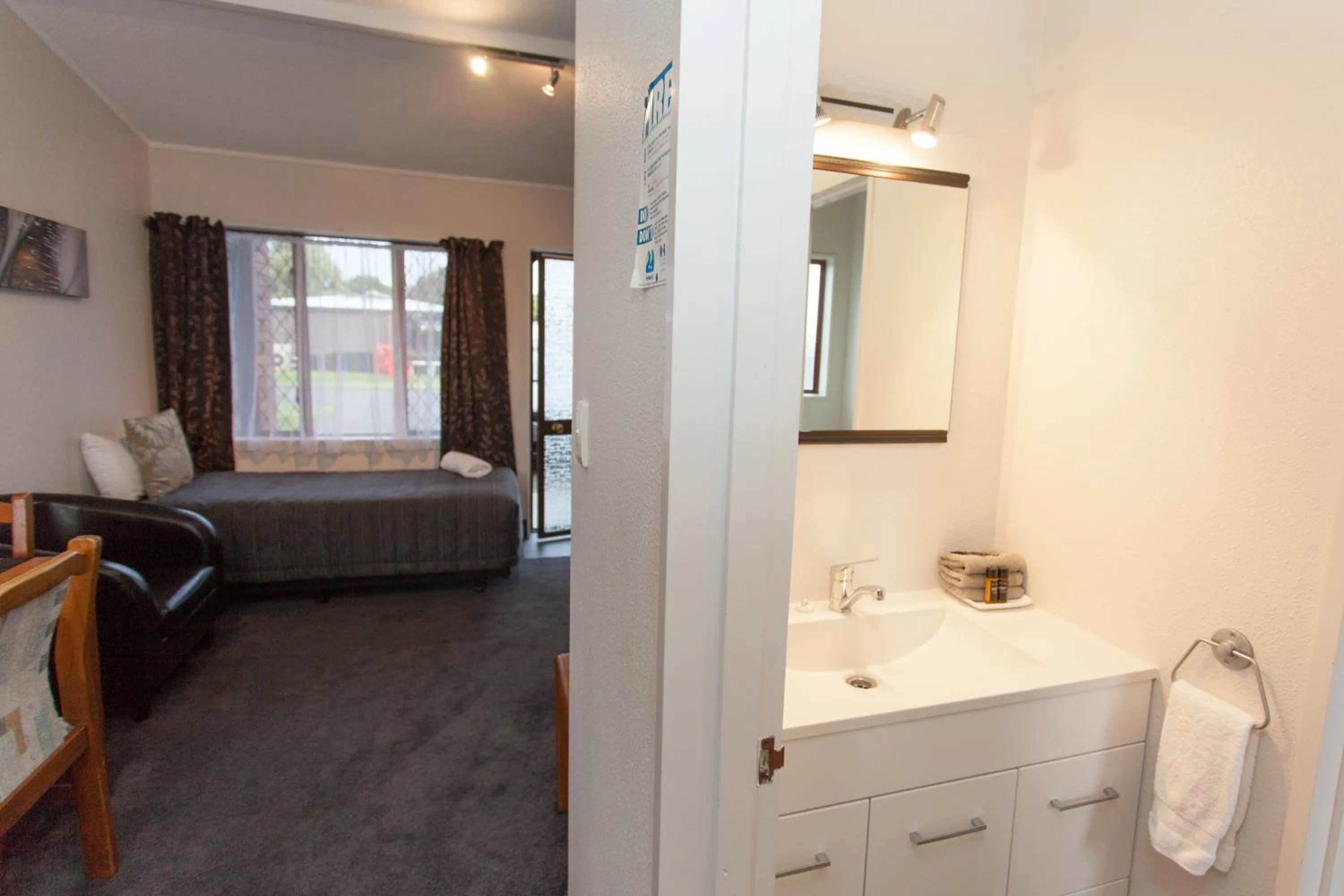 Bathroom, Bed in Alton Lodge Motel