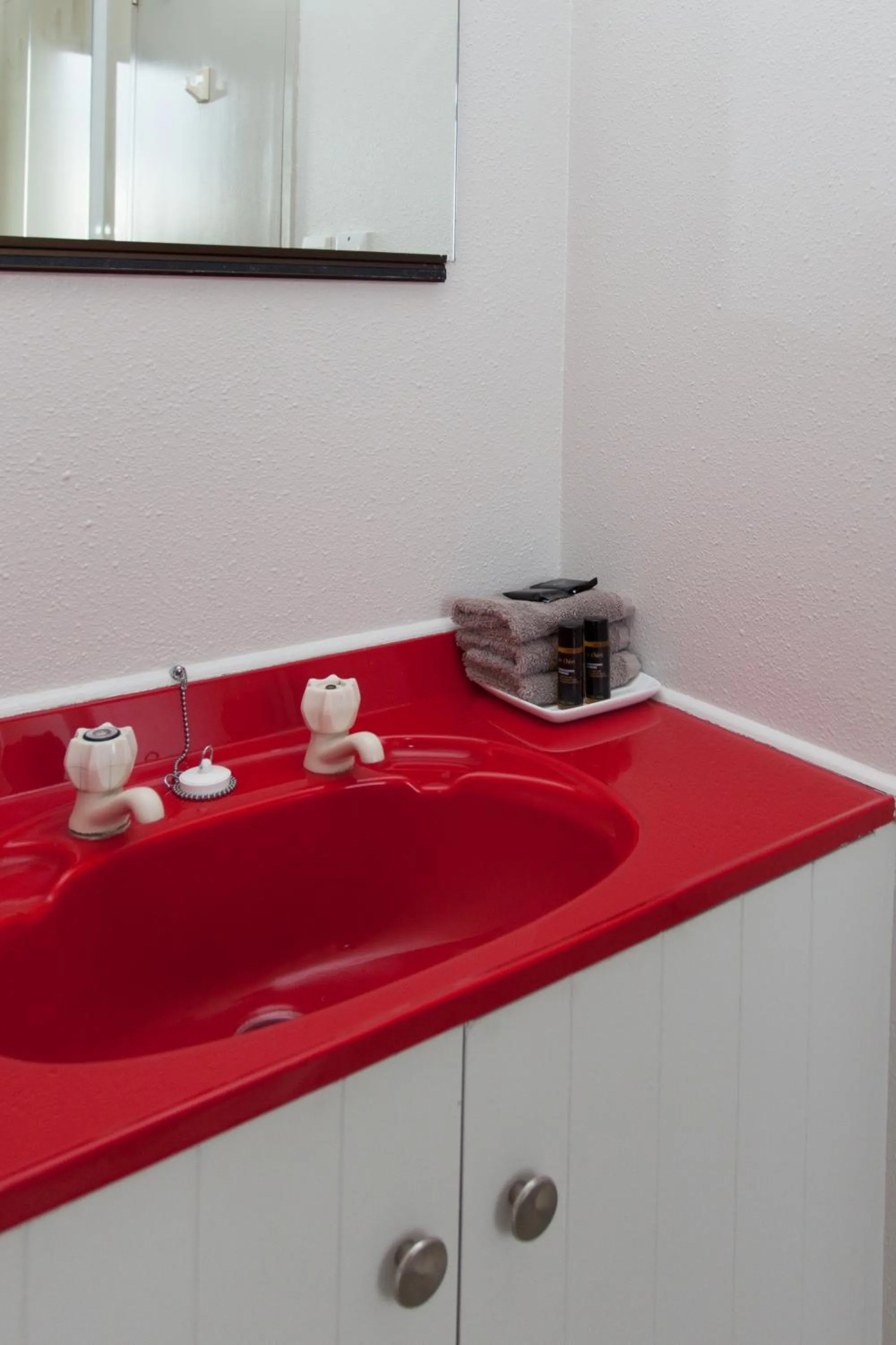 Bathroom in Alton Lodge Motel