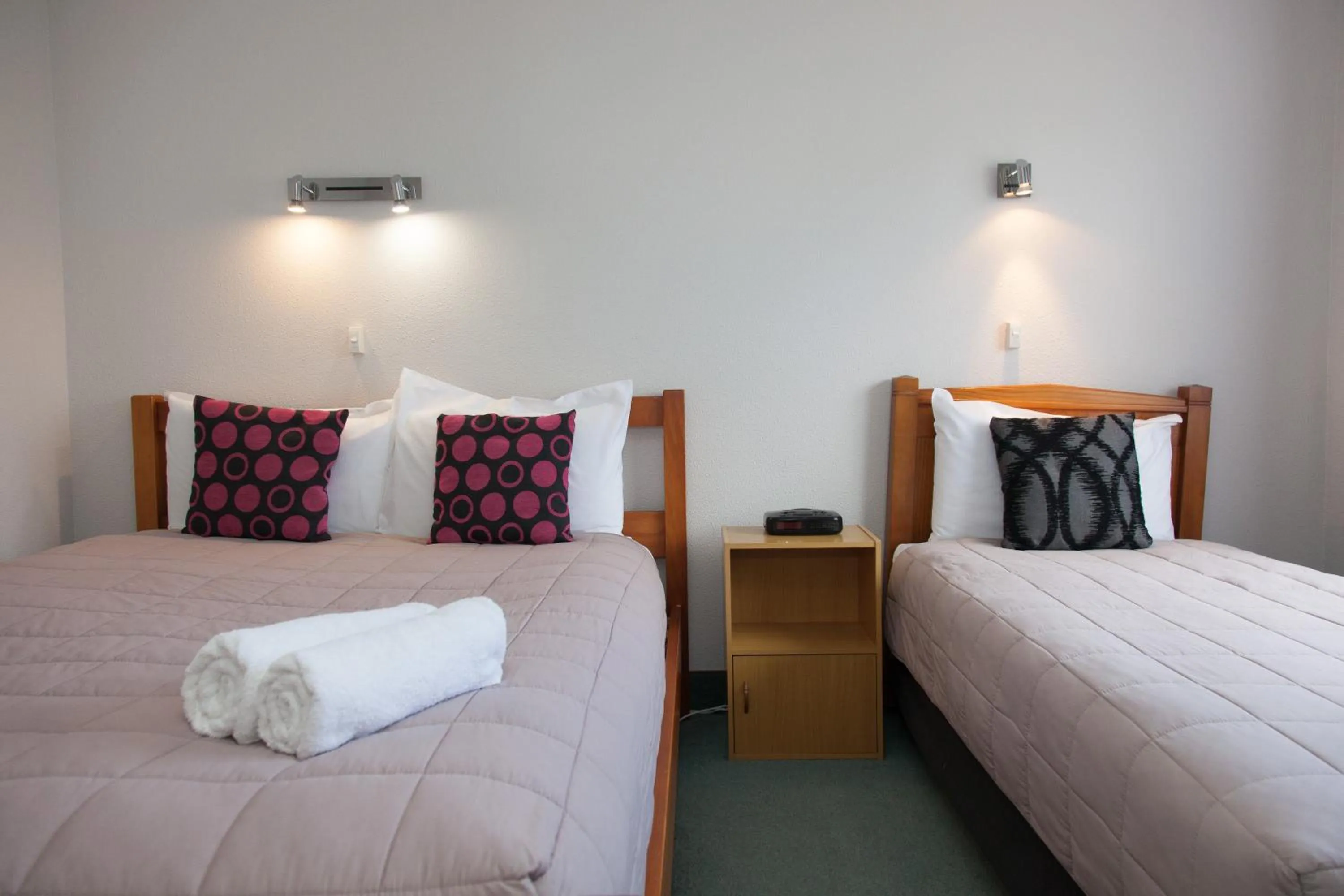 Photo of the whole room, Bed in Alton Lodge Motel